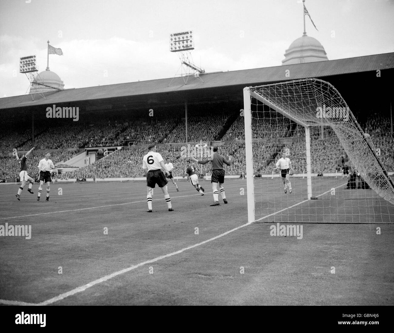 Roy Dwight (l) von Nottingham Forest feiert, wie sein Schuss fliegt Vorbei an Luton Town Torwart Ron Baynham (zweite R) Für das Eröffnungsziel Stockfoto