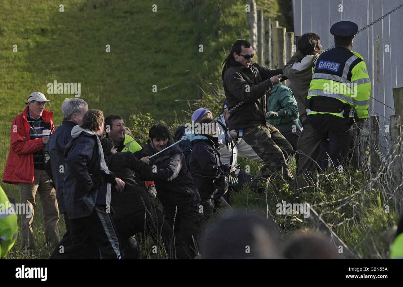 Shell-to-Sea-Aktivisten treffen auf Gardai, während sie versuchen, Sicherheitszäune im Shell-Werk am Strand von Glengad in Co Mayo, Irland, abzureißen. Stockfoto