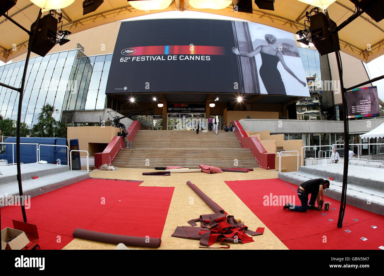 Vor dem Start des 62. Festival de Cannes, das morgen beginnt, bereiten die Arbeiter den roten Teppich vor dem Palais des Festivals in Cannes, Frankreich, vor. Stockfoto