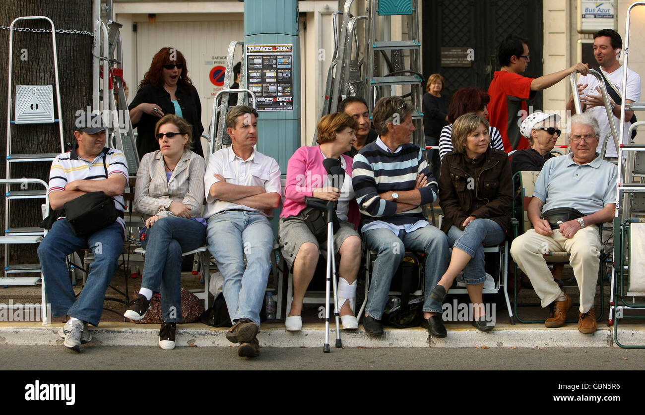 Fans mit Treppen versammeln sich gegenüber dem Palais des Festivals in Cannes, Frankreich, vor dem Start des Festivals de Cannes, das morgen beginnt. Stockfoto