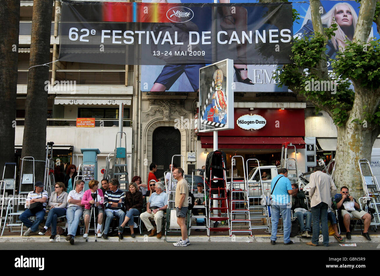Fans mit Treppen versammeln sich gegenüber dem Palais des Festivals in Cannes, Frankreich, vor dem Start des Festivals de Cannes, das morgen beginnt. Stockfoto