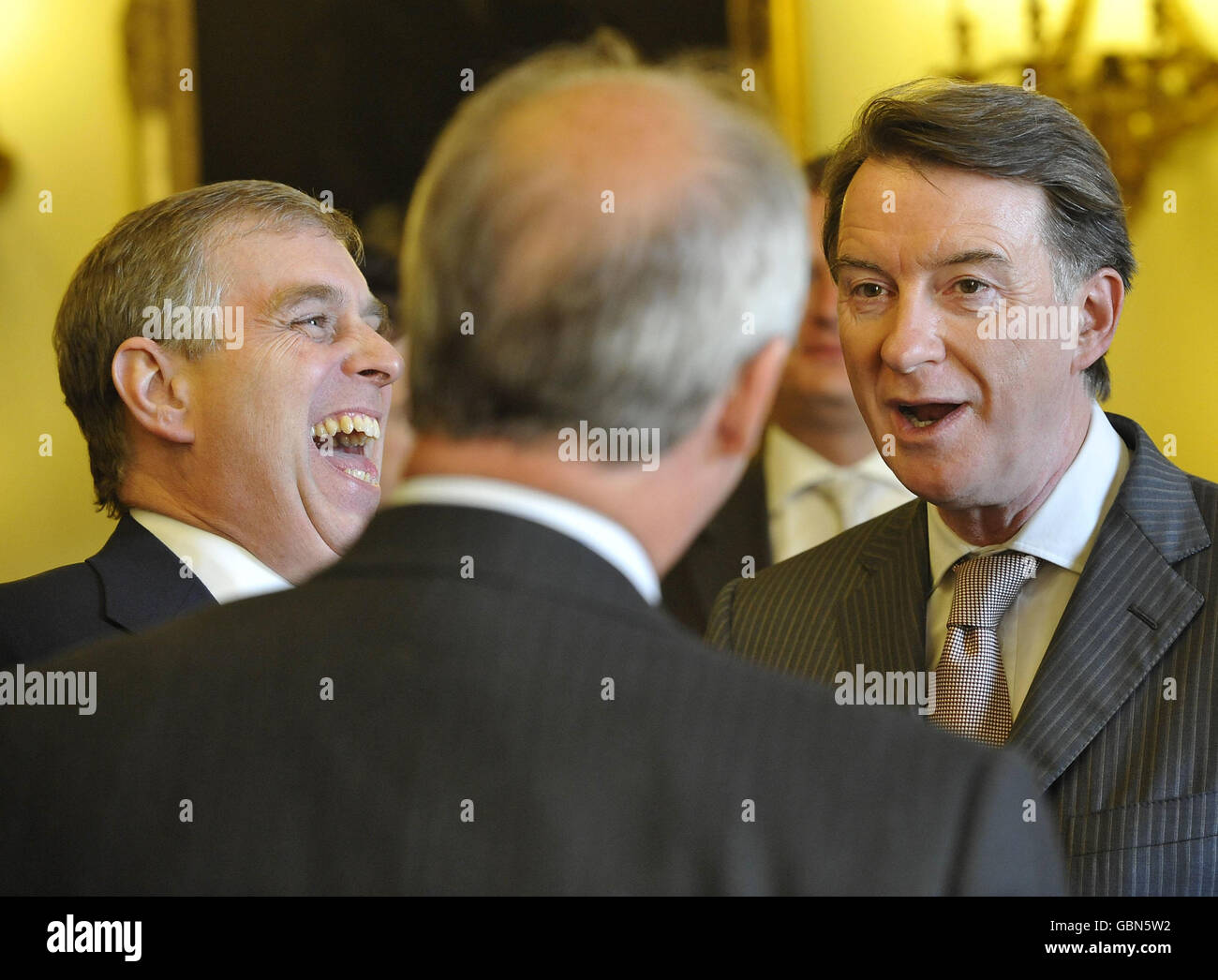 Der Duke of York (links) und Business Secretary Peter Mandelson bei einem Empfang in 10 Downing Street, anlässlich der Eröffnung South Hook Liquefied Natural Gas (LNG) Terminal in Milford Haven. Stockfoto