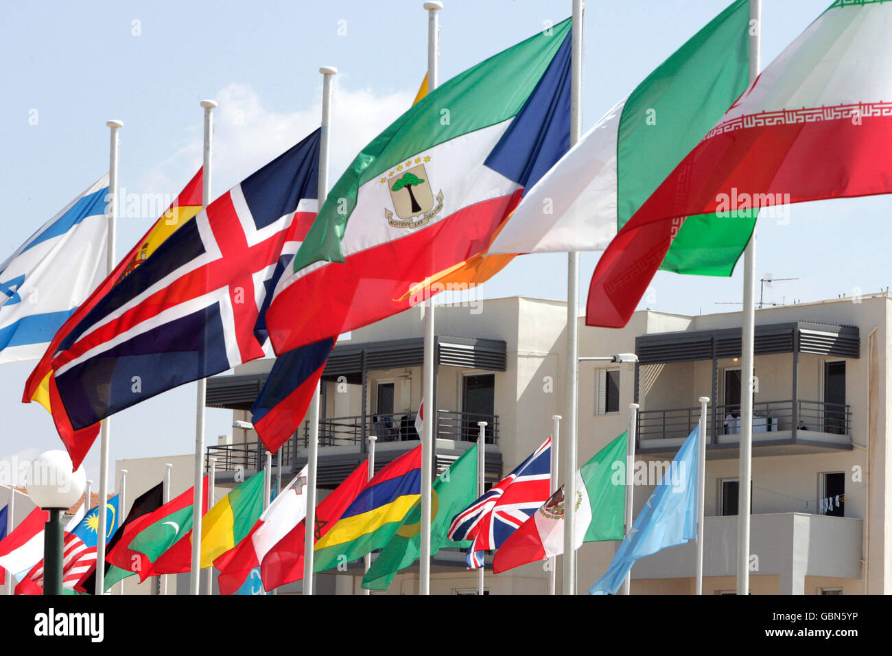 Olympische Spiele 2004 In Athen - Athletes Village. Nationalflaggen fliegen im Dorf der Athleten Stockfoto