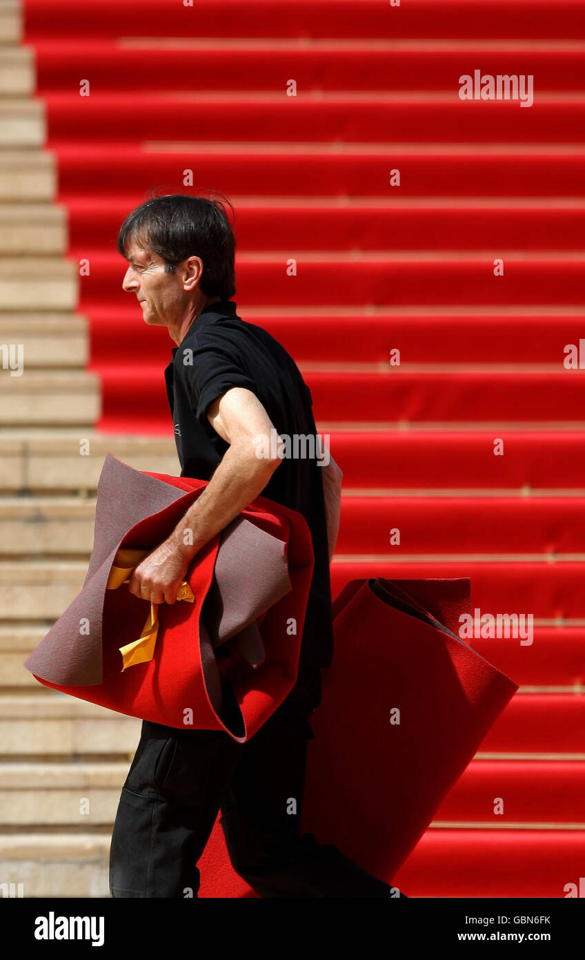 Die Arbeiter bereiten den roten Teppich auf den Stufen des Palais des Festivals in Cannes vor dem Start des Festival de Cannes vor. Stockfoto