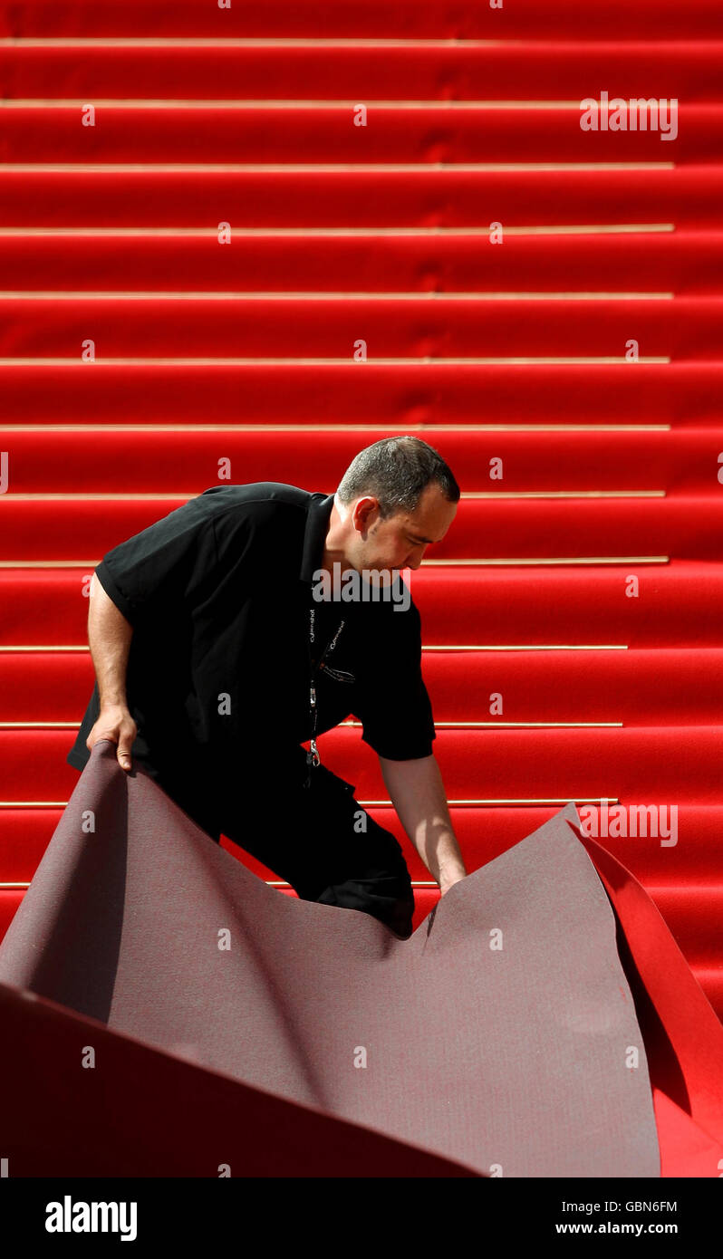 Die Arbeiter bereiten den roten Teppich auf den Stufen des Palais des Festivals in Cannes vor dem Start des Festival de Cannes vor. Stockfoto