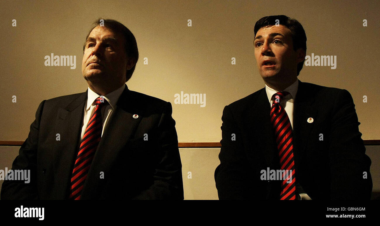 Francis Baron (links) und Kultursekretär Andy Burnham sprechen während der Rugby Union World Cup 2015/2019 Tender Presentation im Royal College of Physicians of Ireland in Dublin mit den Medien. Stockfoto