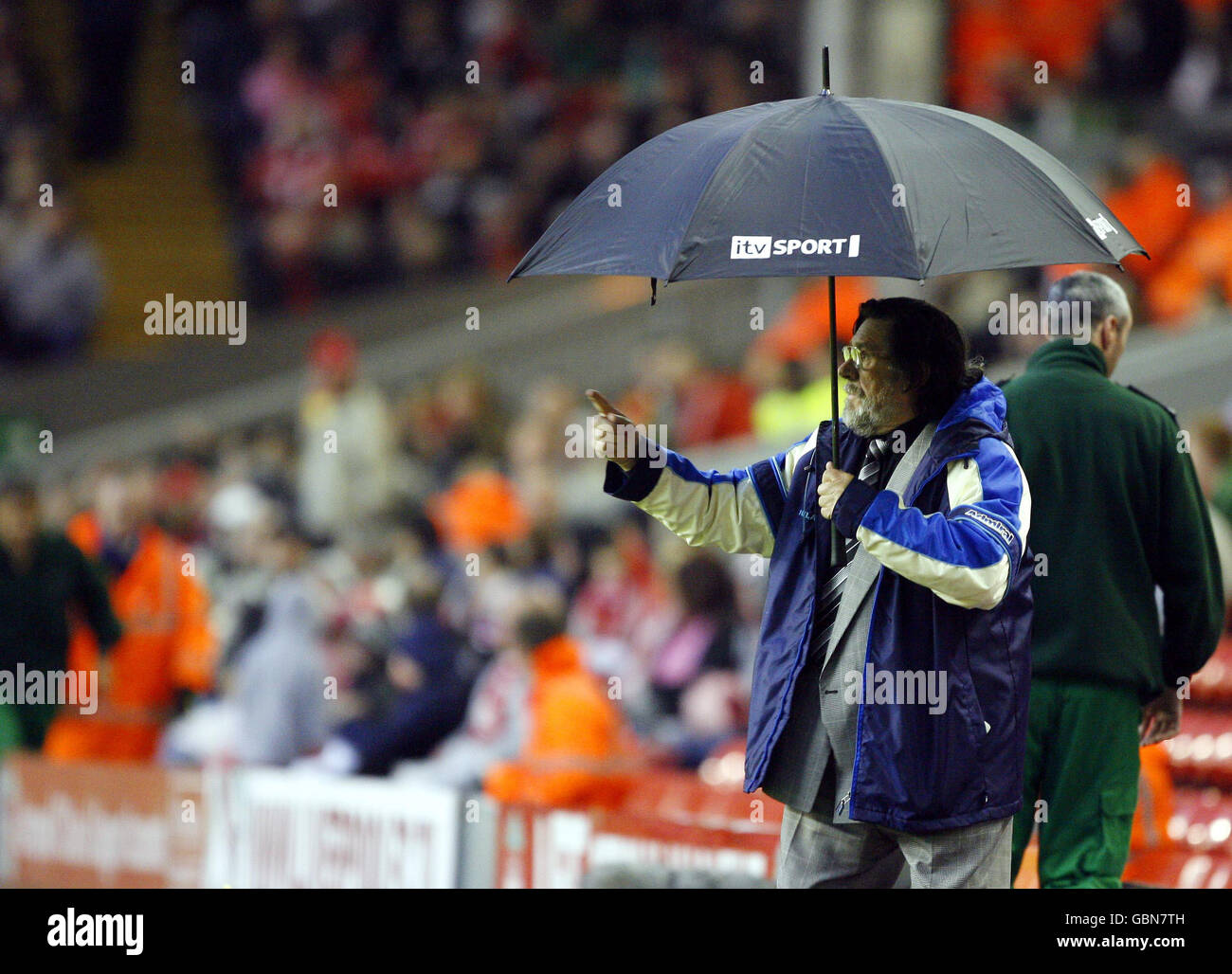 Soccer - Hillsbrough Disaster Memorial Match - Anfield. Der Schauspieler Ricky Tomlinson ist während des Hillsbrough Disaster Memorial-Spiels im Anfield Stadium, Liverpool, mit Gesten beschäftigt. Stockfoto