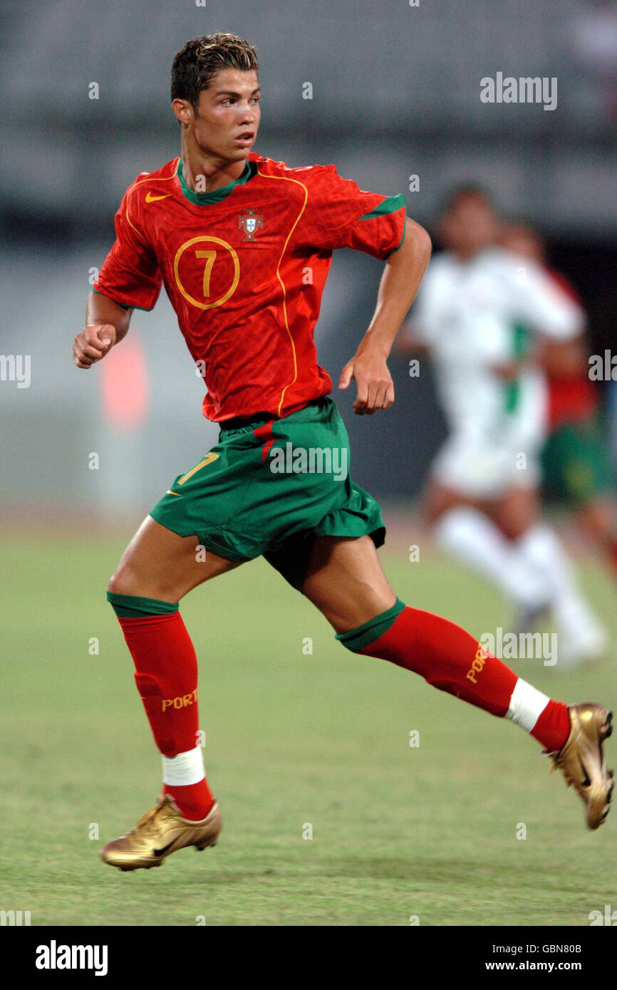 Fußball - Olympische Spiele 2004 in Athen - erste Runde der Männer - Gruppe  D - Irak gegen Portugal. Cristiano Ronaldo, Portugal Stockfotografie - Alamy