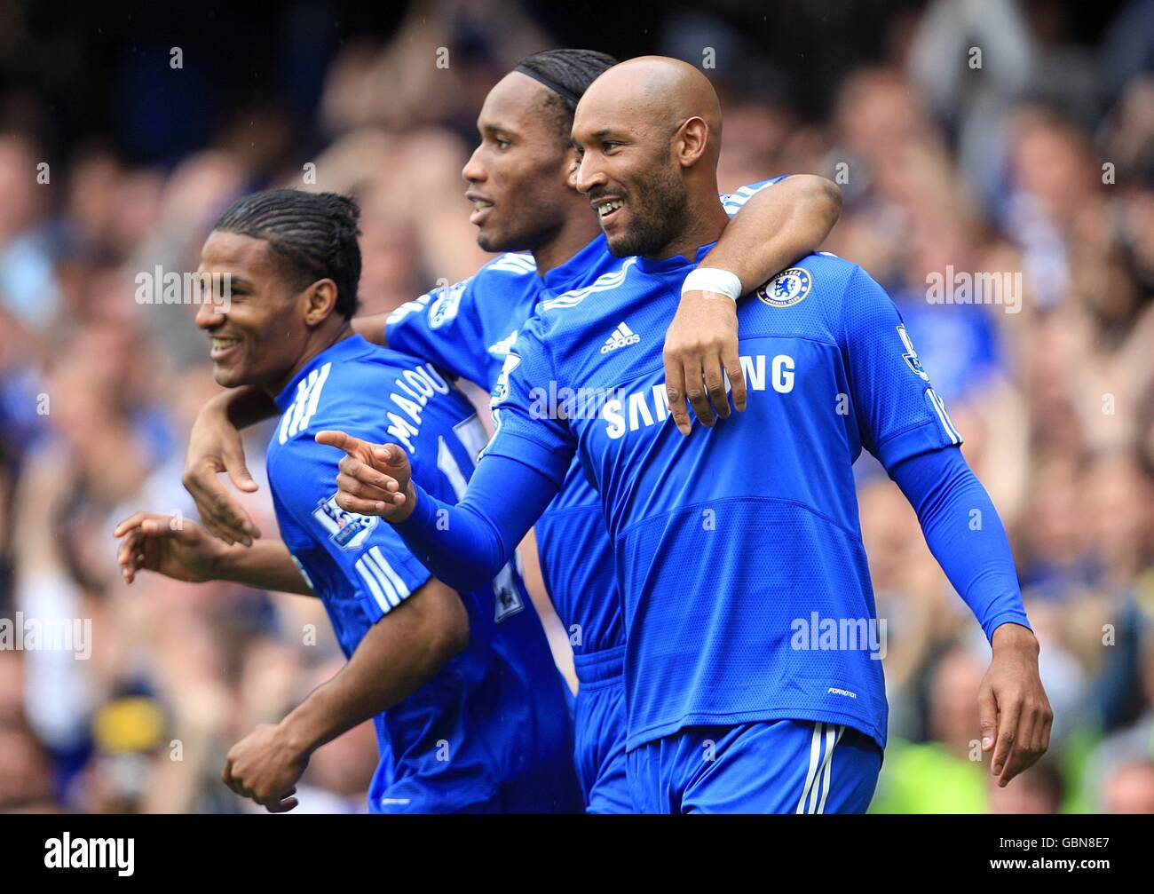 Chelsea's Florent Malouda (links) feiert das Tor zum Eröffnungstreffer von Das Spiel mit Didier Drogba und Nicolas Anelka (rechts) Stockfoto