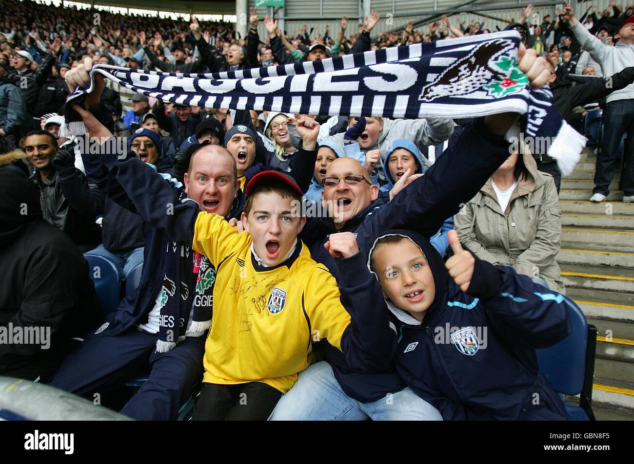 Fußball - Barclays Premier League - West Bromwich Albion gegen Liverpool - The Hawthorns. West Bromwich Albion Fans zeigen ihre Unterstützung, nachdem sie abgesetzt wurden Stockfoto