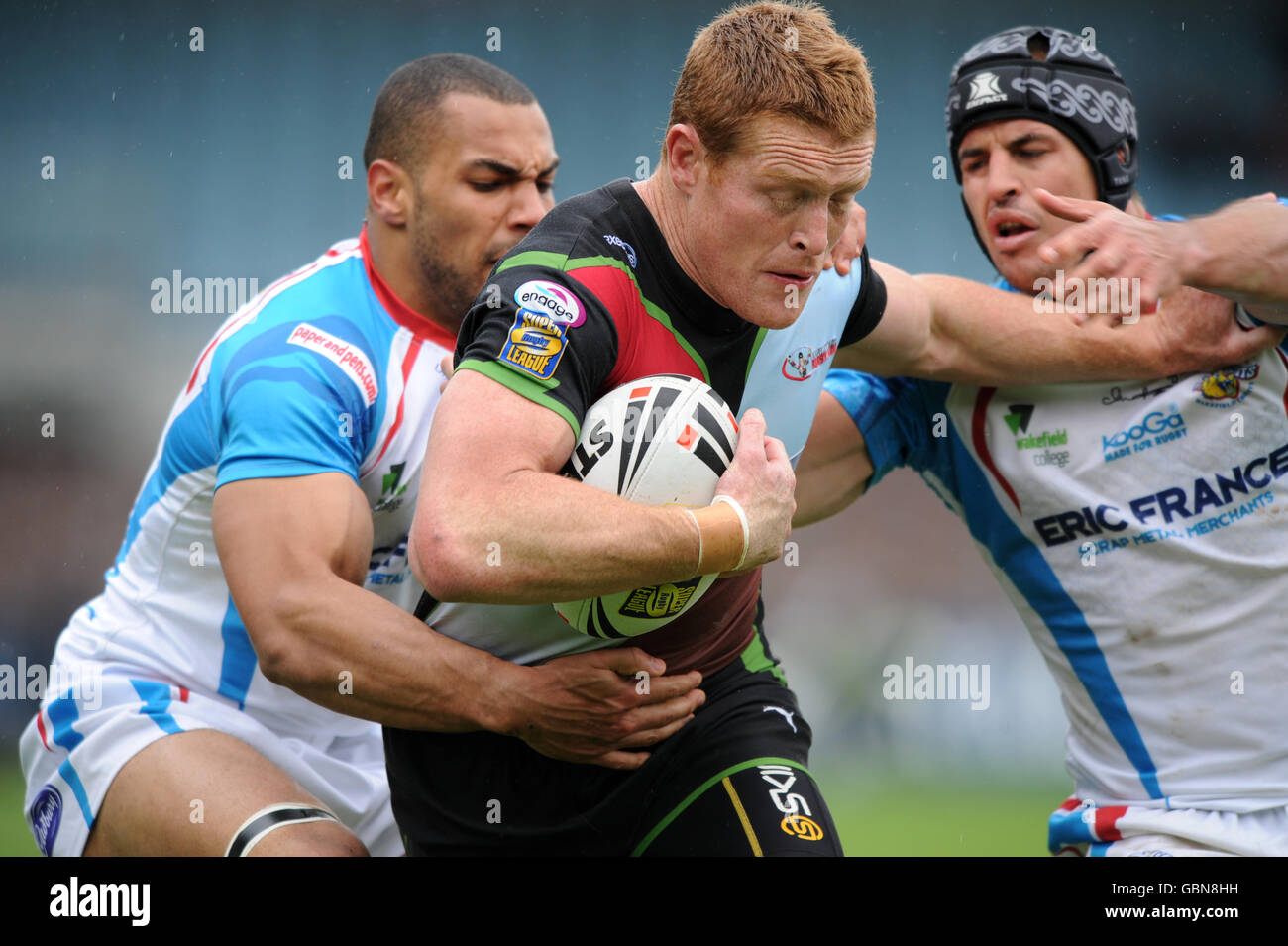 Rugby League - Engage Super League - Harlequins RL V Wakefield - Twickenham Stoop. Harlequins' Matt Gafa in Angriff genommen von Wakefield's Tony Martin (links) und Ryan Atkins (rechts) Stockfoto