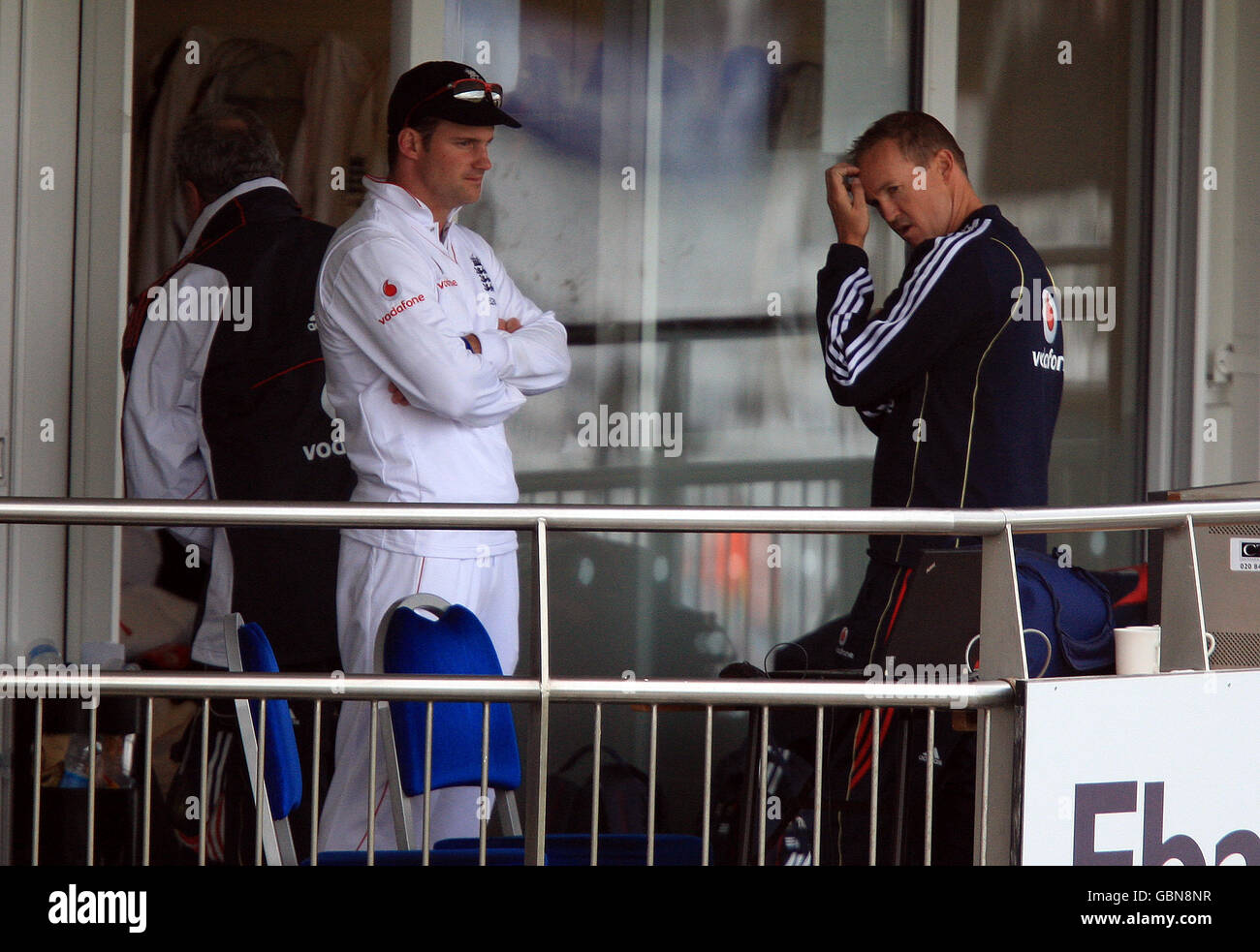 Cricket - npower Second Test - Tag vier - England gegen Westindien - Chester le Street. Englands Kapitän Andrew strauss und Teamdirektor Andy Flower stehen auf dem Teambalkon, nachdem schlechtes Licht aufhört zu spielen Stockfoto