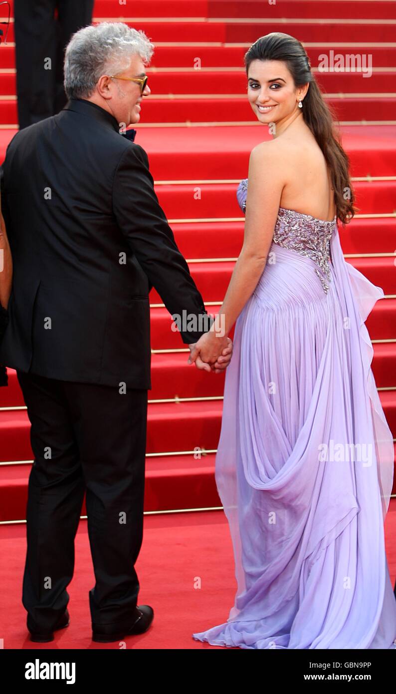 Penelope Cruz und Pedro Almodovar kommen zur offiziellen Vorführung von Broken Embraces im Palais de Festival während der 62. Filmfestspiele von Cannes, Frankreich. Stockfoto