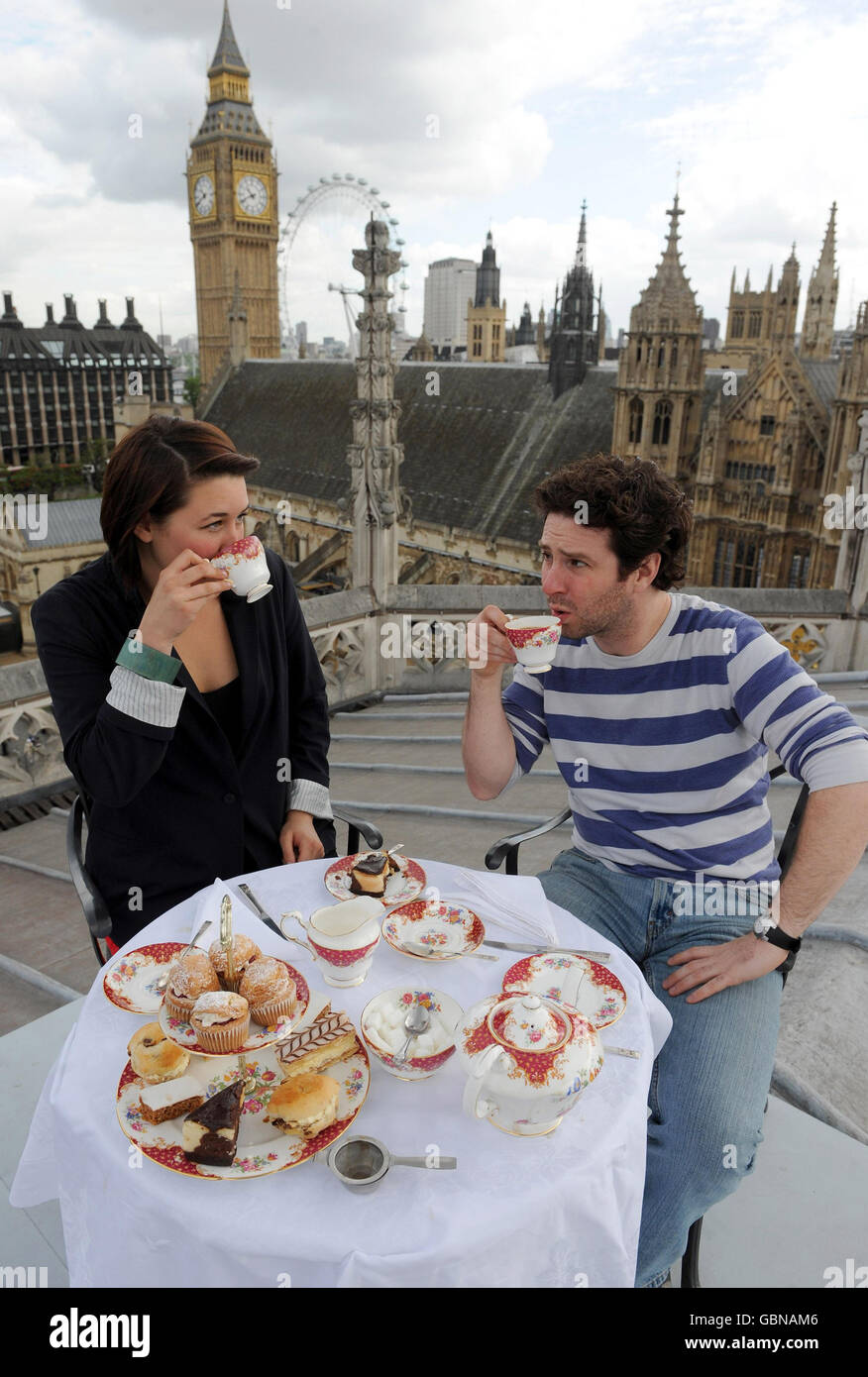 Alexa Mardon (links) und Sean McConaghy genießen Tee auf dem Dach der Westminster Abbey während einer Fotoaktion, die von Visit London in Auftrag gegeben wurde, für die Tourismuskampagne "Only in London". Stockfoto