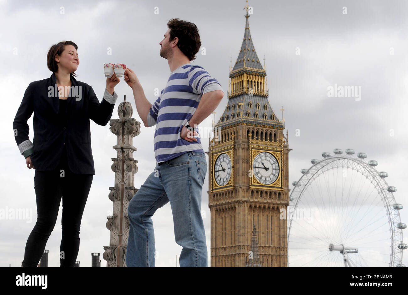 Alexa Mardon (links) und Sean McConaghy genießen Tee auf dem Dach der Westminster Abbey während einer Fotoaktion, die von Visit London in Auftrag gegeben wurde, für die Tourismuskampagne "Only in London". Stockfoto