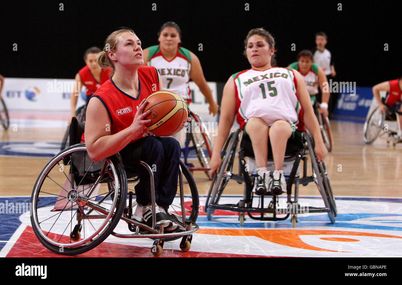 Die britische Louise Sugden schießt beim Basketball-Spiel in der Manchester Regional Arena während der BT Paralympic World Cup in Manchester an der mexikanischen Wendy Garcia (Nr. 15) vorbei. Stockfoto