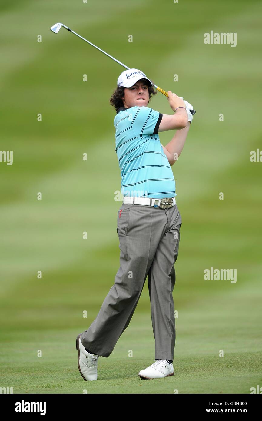 Golf - BMW PGA Championship 2009 - Tag zwei - Wentworth Golf Club - Virginia Water. Der nordirische Rory McIlroy ist am zweiten Tag der BMW PGA Championship 2009 im Wentworth Golf Club in Aktion Stockfoto