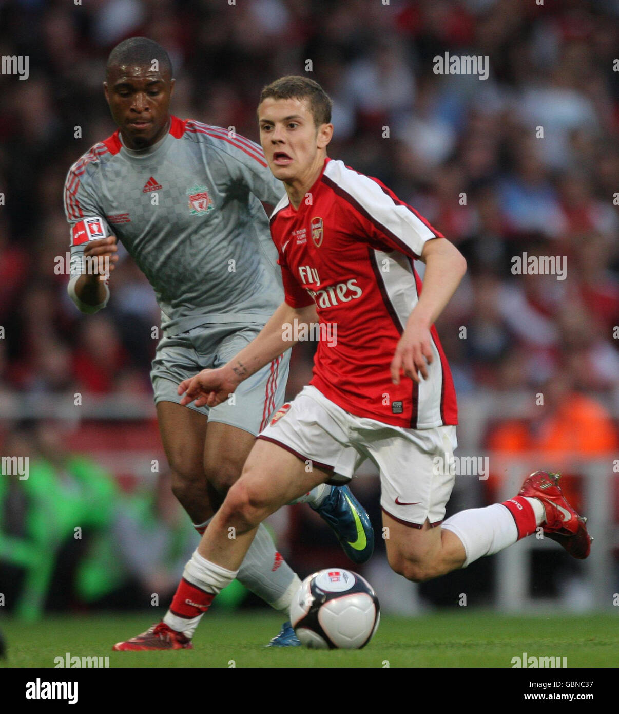 Jack Wilshere von Arsenal hält sich während des FA Youth Cup Final First Leg im Emirates Stadium, London, gegen David Amoo aus Liverpool vor. Stockfoto