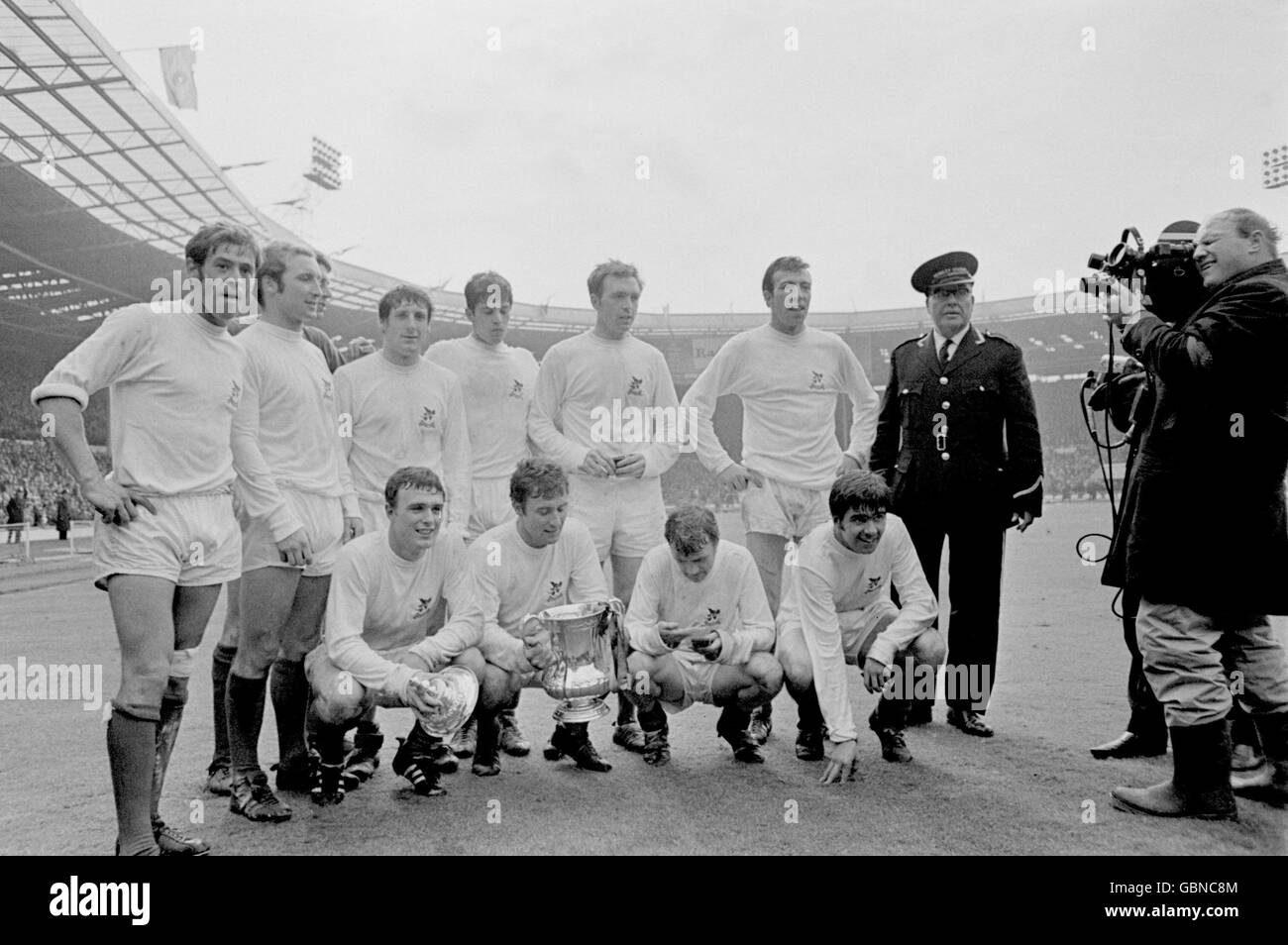 West Bromwich Albion posiert mit der Trophäe nach dem Sieg von 1-0: (Hintere Reihe, l-r) Doug Fraser, Dennis Clarke, John Osborne, Tony Brown, Graham Lovett, Jeff Astle, John Talbut; (erste Reihe, l-r) Ian Collard, Graham Williams, Clive Clark, Bobby Hope Stockfoto