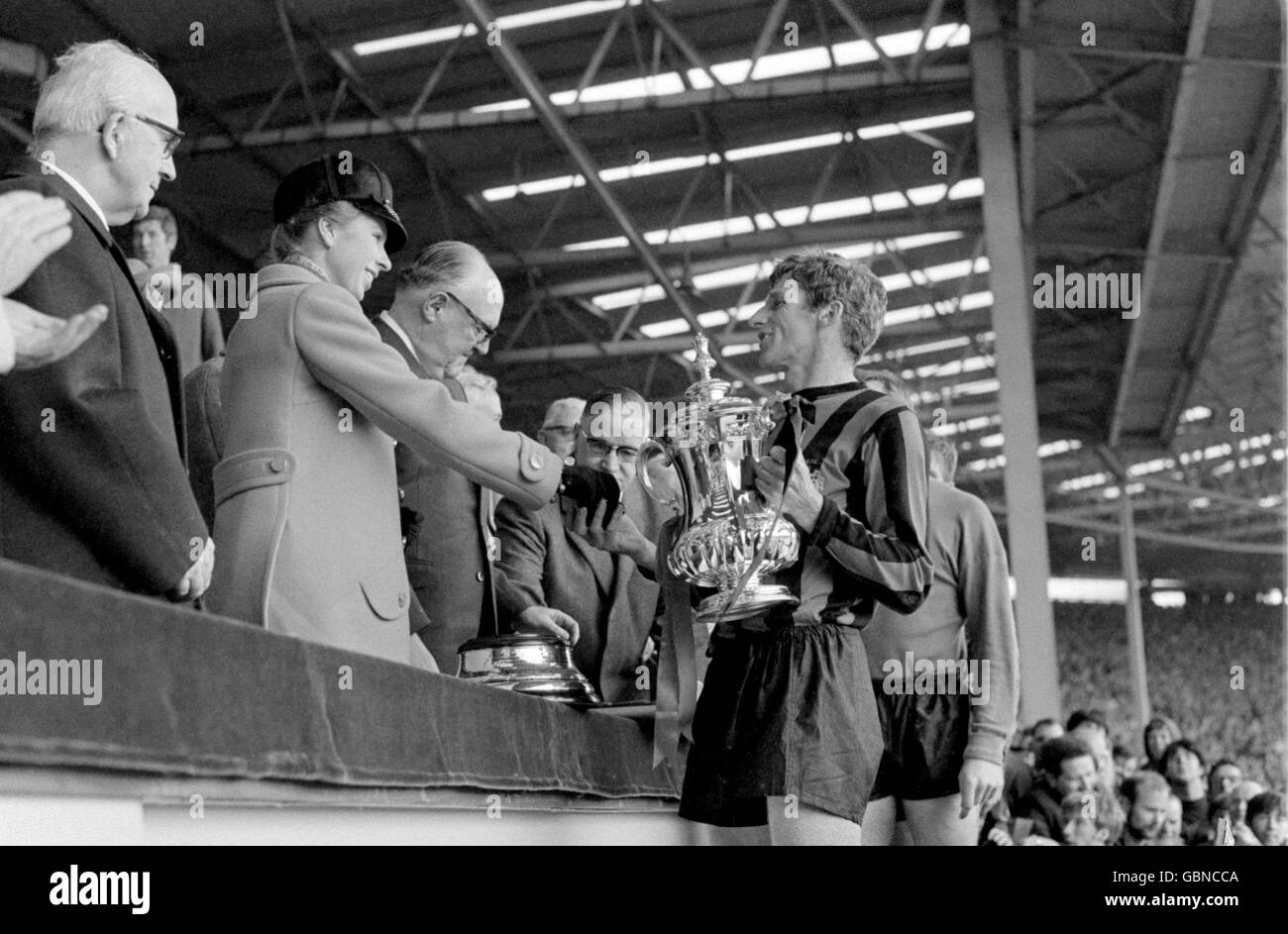 Fußball - FA Cup Finale - Manchester City / Leicester City - Wembley Stadium. Prinzessin Anne (l) überreicht den FA Cup an den siegreichen Kapitän, Tony Book von Manchester City (r) Stockfoto