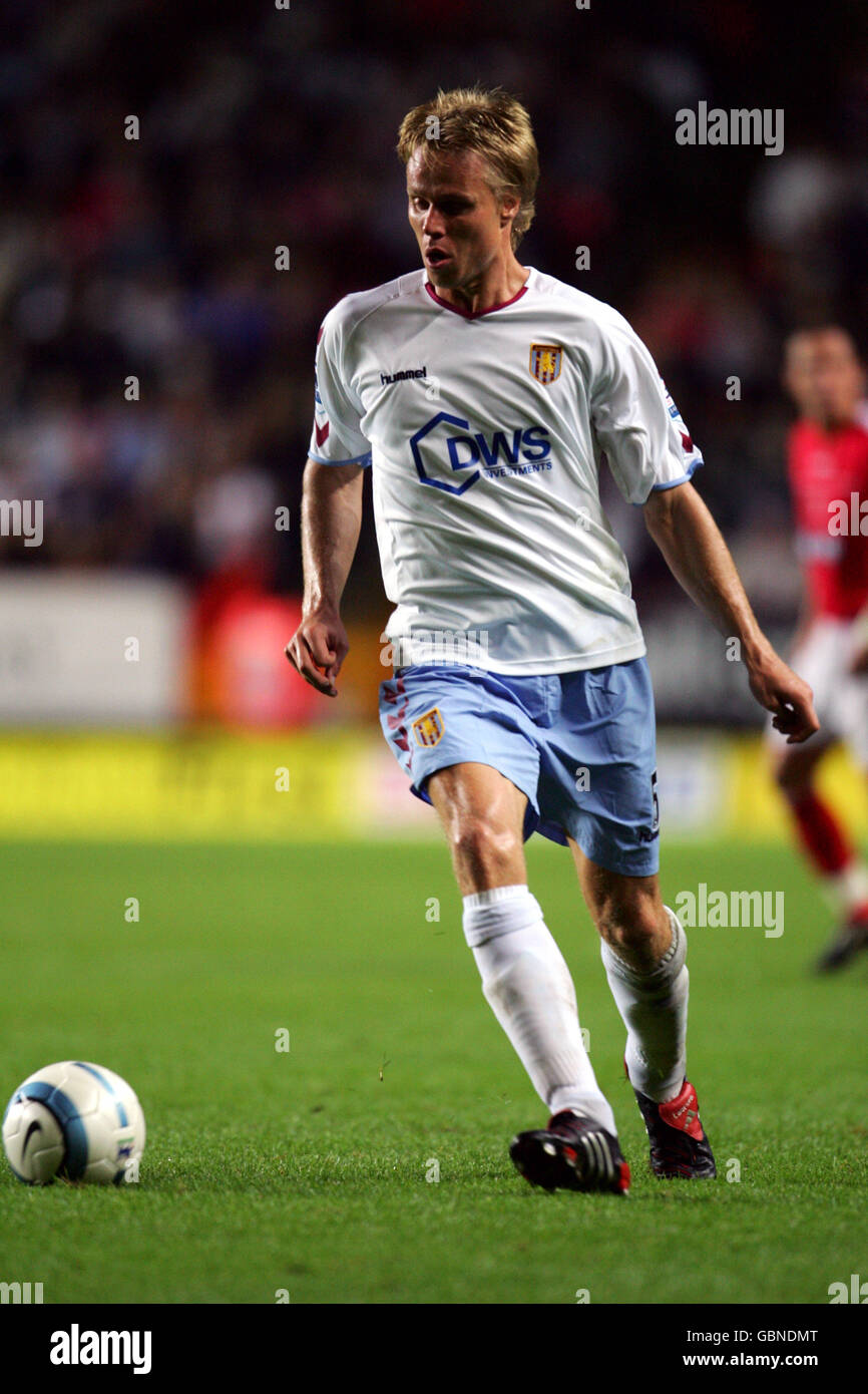 Fußball - FA Barclays Premiership - Charlton Athletic / Aston Villa. Martin Laursen, Aston Villa Stockfoto