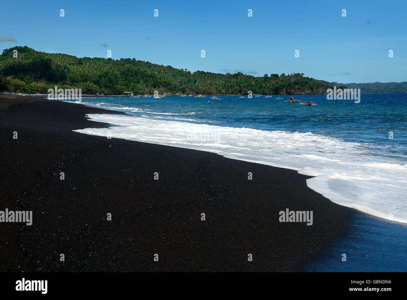 Schwarzen Sand Vulkanstrand im Tangkoko Nationalpark. Nord-Sulawesi. Indonesien Stockfoto