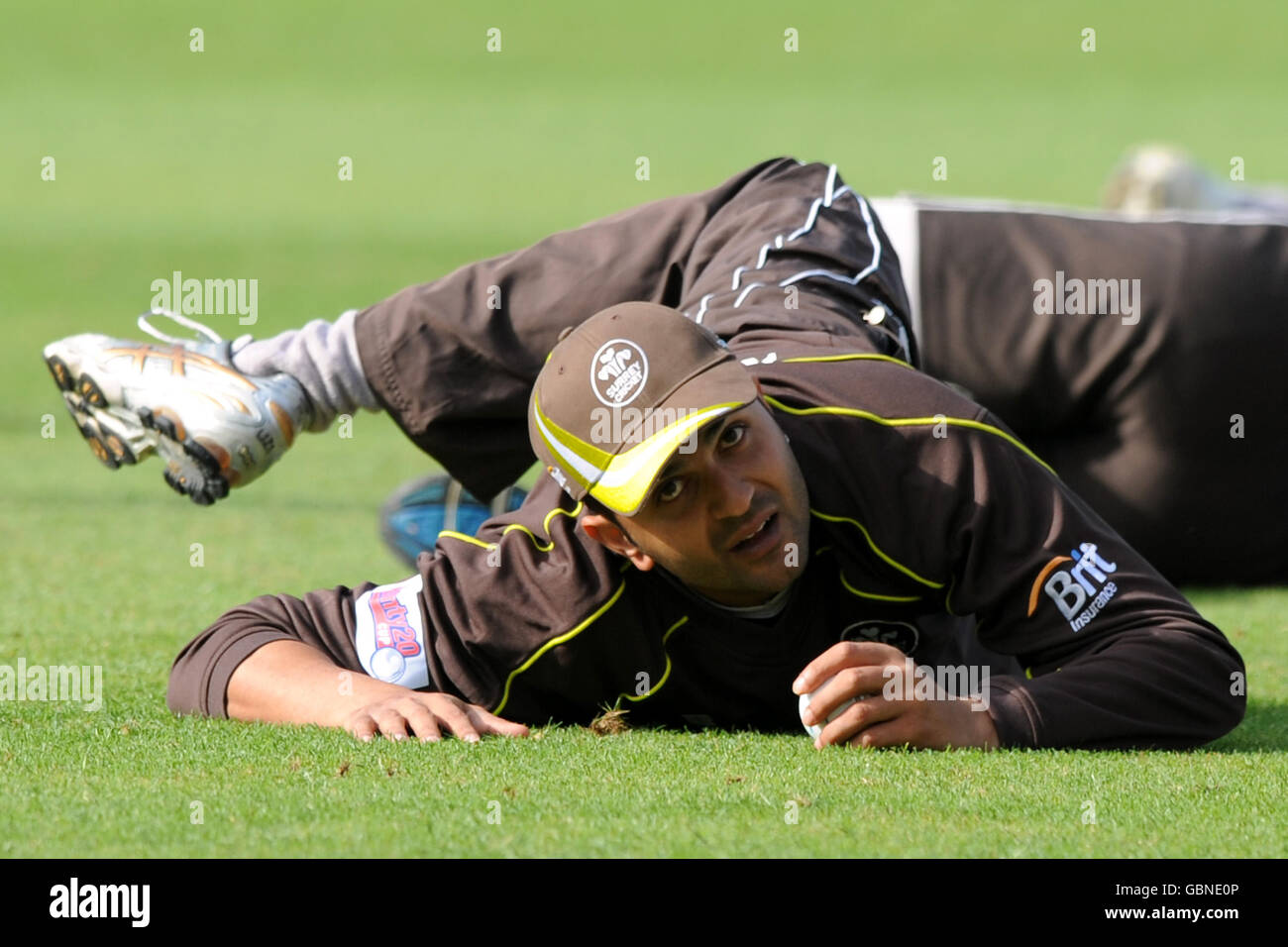 Cricket - Twenty20 Cup 2009 - South Division - Surrey Brown Caps gegen Sussex Sharks - The Brit Oval. Usman Afzaal von Surrey Brown Caps wärmt sich auf Stockfoto