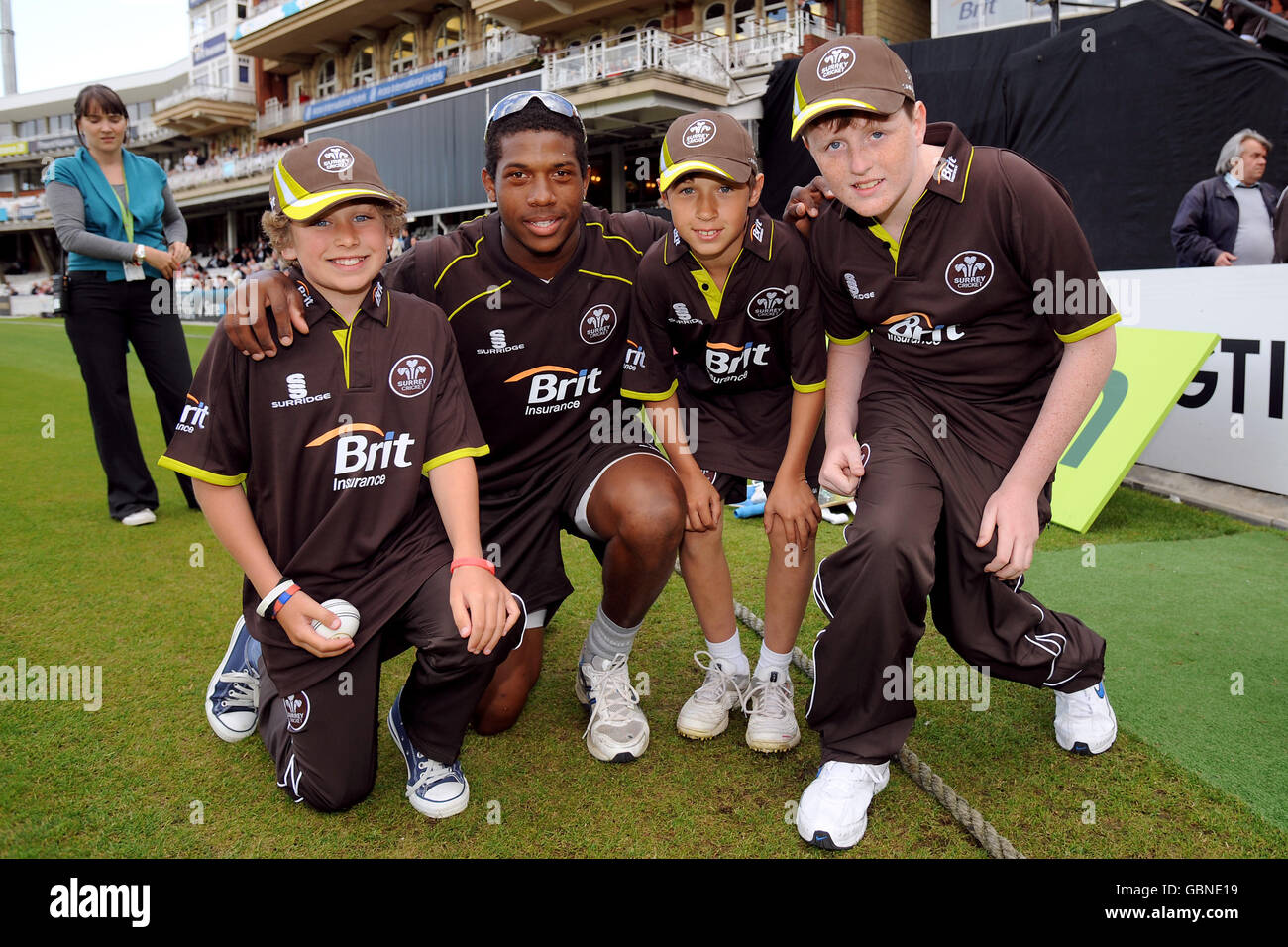 Cricket - Twenty20 Cup 2009 - South Division - Surrey Brown Caps gegen Sussex Sharks - The Brit Oval. Chris Jordan von Surrey Brown Caps mit Maskottchen Stockfoto