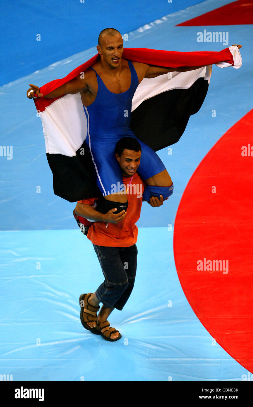 Ägyptens Karam Ibrahim wird als auf den Schultern seines Trainers getragen Sie feiern den Gewinn der Goldmedaille Stockfoto