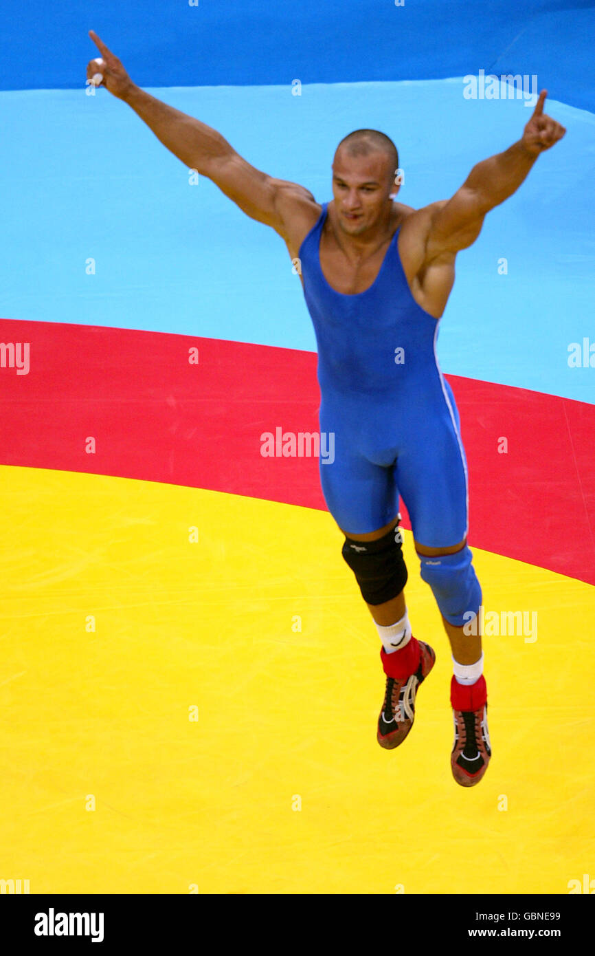 Ringen - Olympische Spiele 2004 in Athen - Greco-Roman 96kg der Männer - Finale. Der ägyptische Karam Ibrahim feiert den Gewinn der Goldmedaille Stockfoto