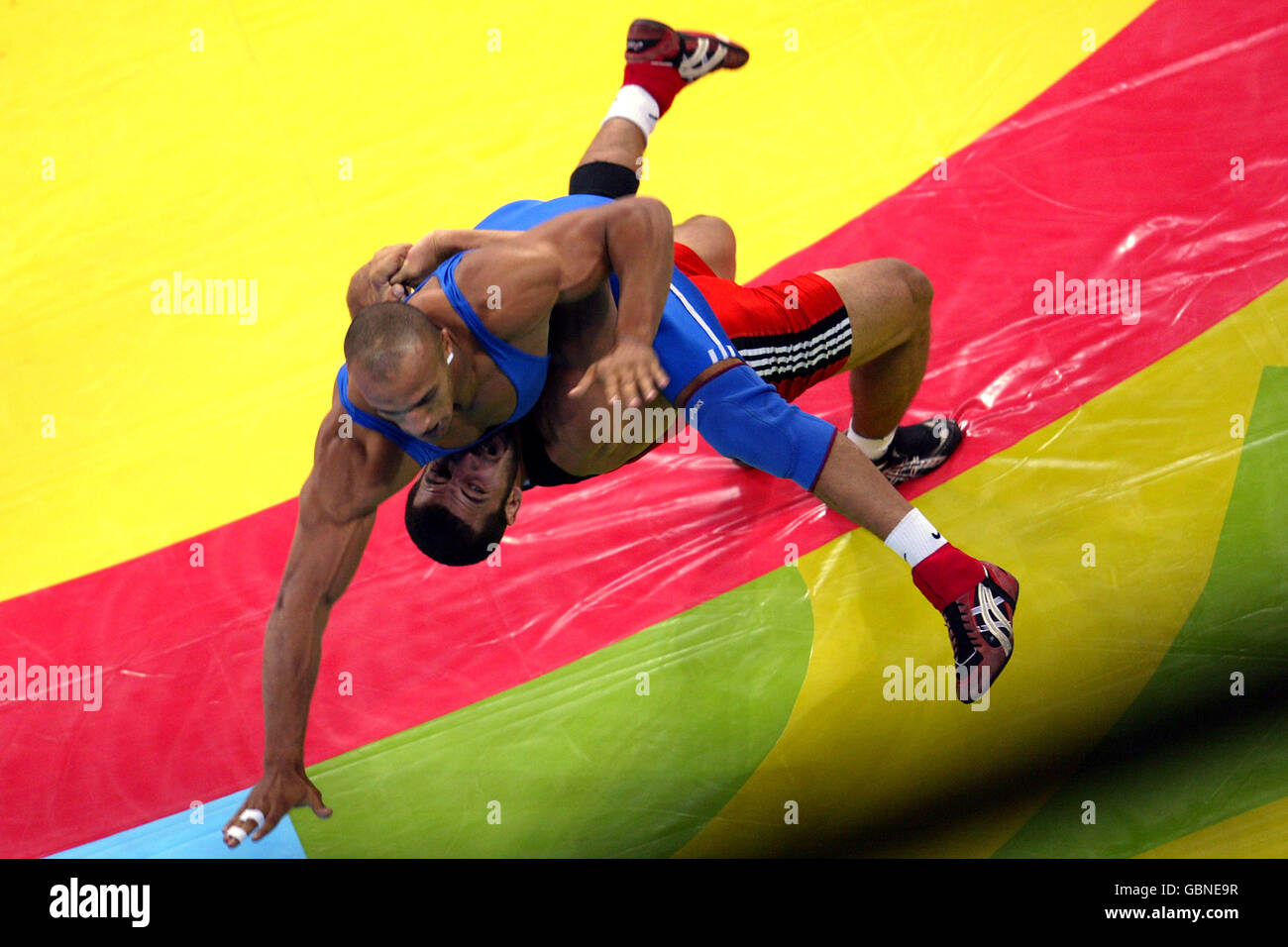 Ringen - Olympische Spiele 2004 in Athen - Greco-Roman 96kg der Männer - Finale. Georgiens Ramaz Nozadze (rot) und Ägyptens Karam Ibrahim (blau) kämpfen um die Goldmedaille Stockfoto