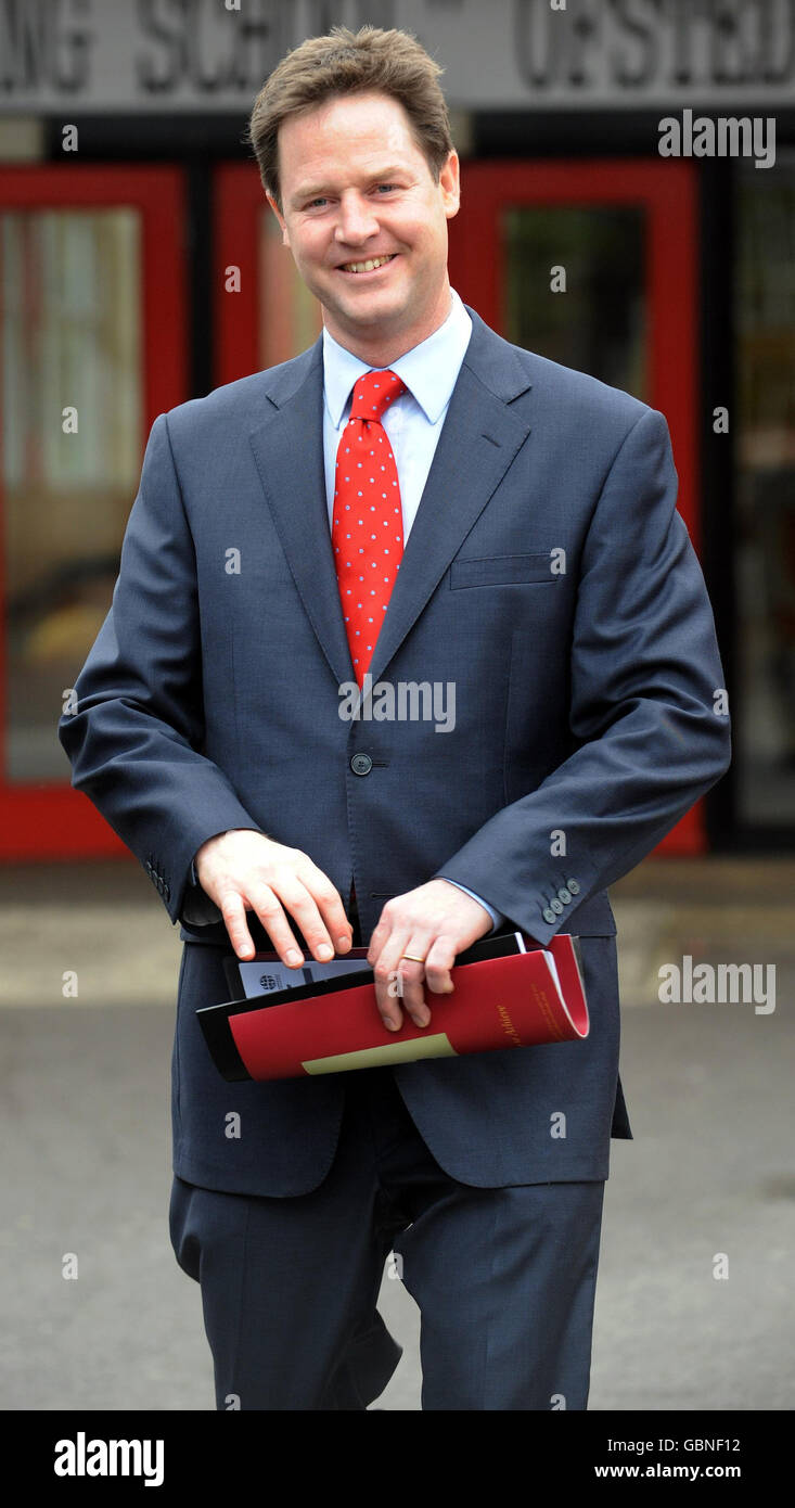 Der liberale Demokrat Nick Clegg verlässt die Sacred Heart School in Camberwell, wo er im Rahmen der Einleitung des Europawahlkampfes der Partei an einer französischen Lektion teilgenommen hat. Stockfoto