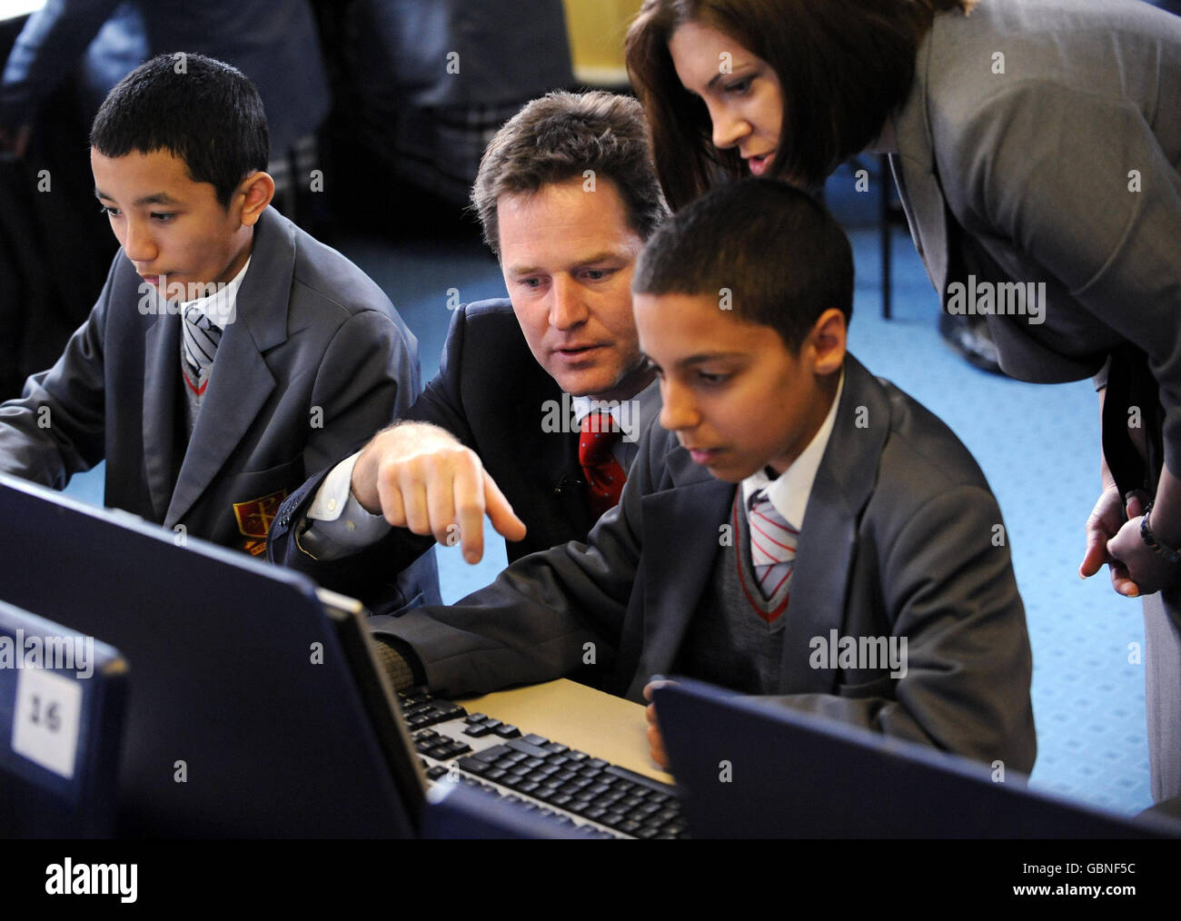 Der liberale Demokrat Nick Clegg unterstützt die Schüler bei einem Besuch der Sacred Heart School in Camberwell, wo er im Rahmen des Startes des Europawahlkampfes der Partei an einem Französischkurs teilgenommen hat. Stockfoto