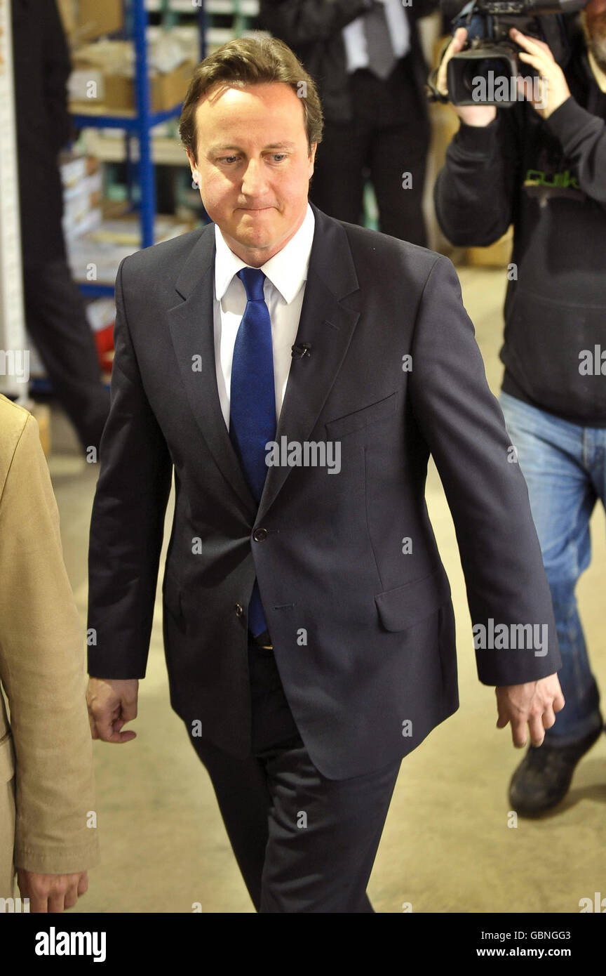 Konservativer Führer David Cameron bei Kensa Engineering Ltd in Truro, Cornwall. Stockfoto