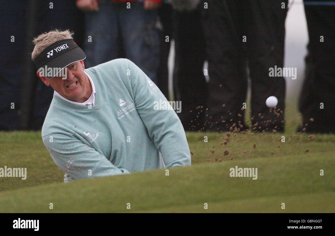 Der schottische Colin Montgomerie schießt am 18. Aus einem Bunker während der Irish Open 3 im County Louth Golf Club, Baltray, Irland. Stockfoto