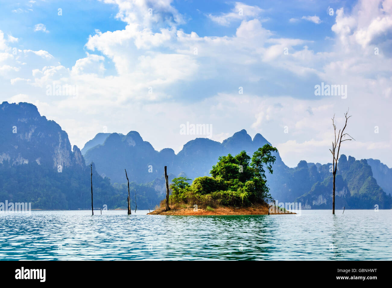 Insel auf Cheow Lan Lake, Khao Sok National Park in der Provinz Surat Thani, Thailand Stockfoto