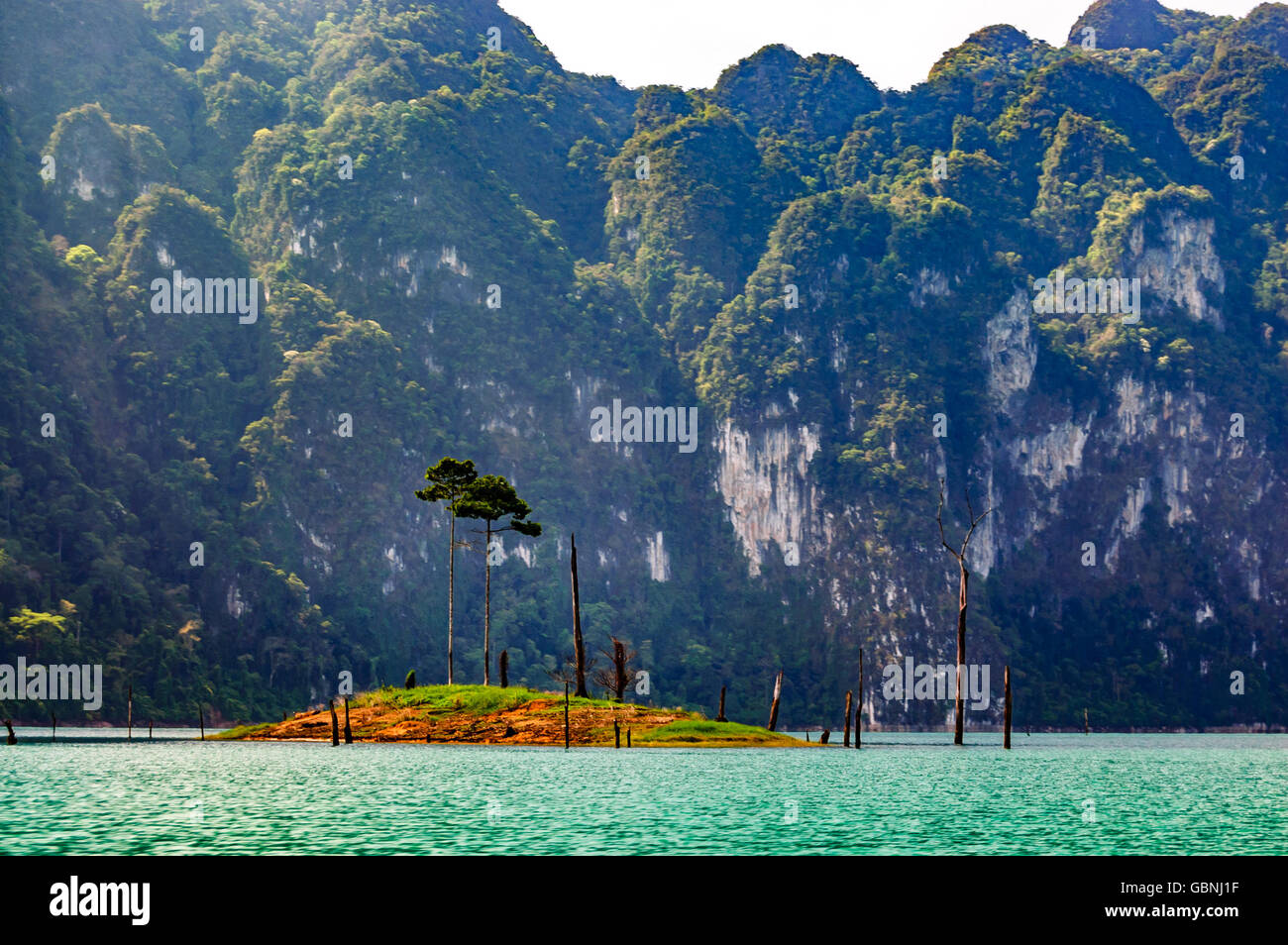 Insel auf Cheow Lan Lake, Khao Sok National Park in der Provinz Surat Thani, Thailand Stockfoto