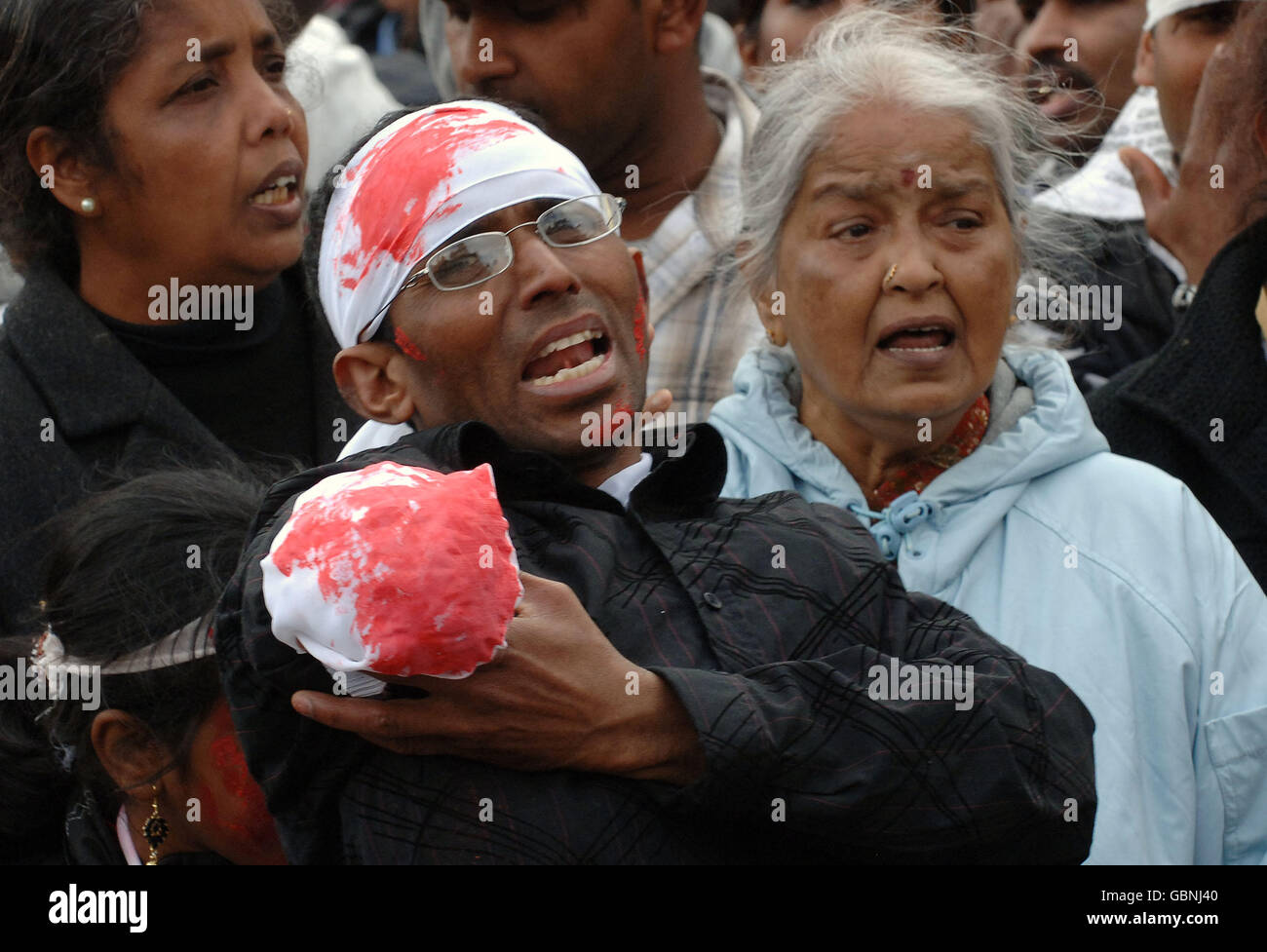 Tamilische Anhänger demonstrieren auf dem Parliament Square, gegenüber dem Parlamentsgebäude, nachdem bekannt wurde, dass der Anführer der Rebellen der tamilischen Tiger von Sri Lanka heute von Armeetruppen getötet wurde, was ihren endgültigen Widerstand niederschmettert. Stockfoto