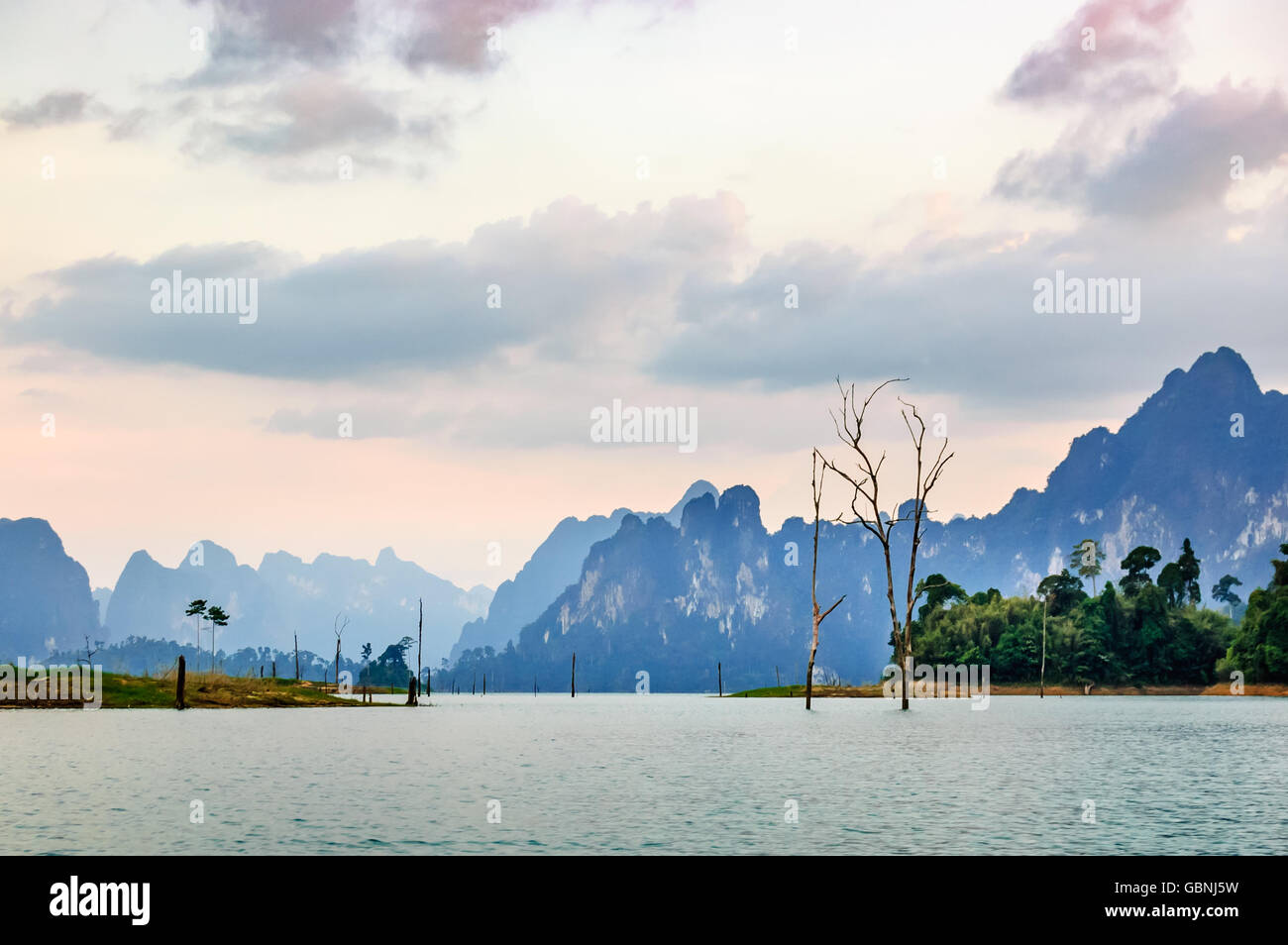 Dämmerung Blick auf Cheow Lan Lake, Khao Sok National Park, Provinz Surat Thani, Thailand Stockfoto