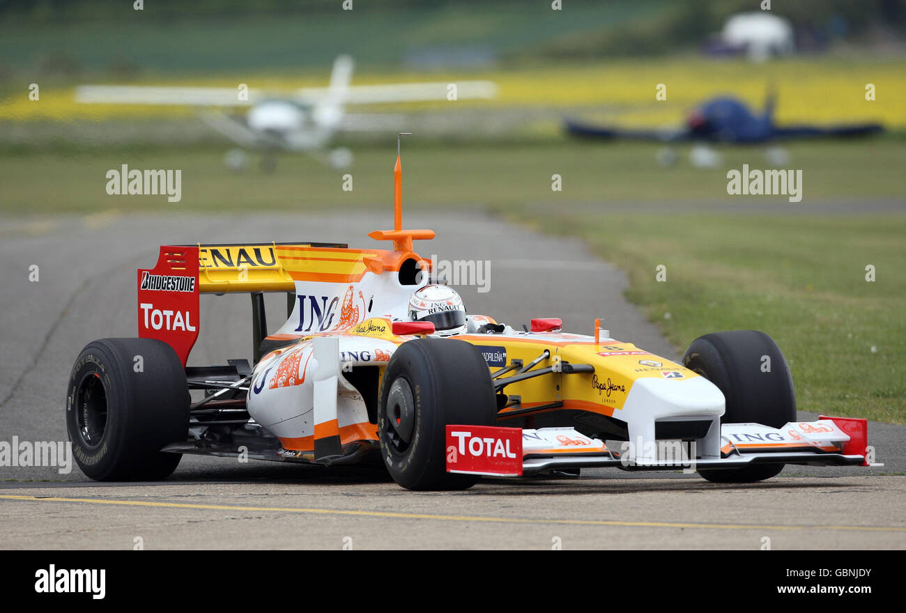 Formel-1-Autorennen - Renault Test Day - Duxford Airfield. Renault F1 Testfahrer Adam Khan während eines Testtages auf dem Duxford Airfield, Cambridgeshire. Stockfoto