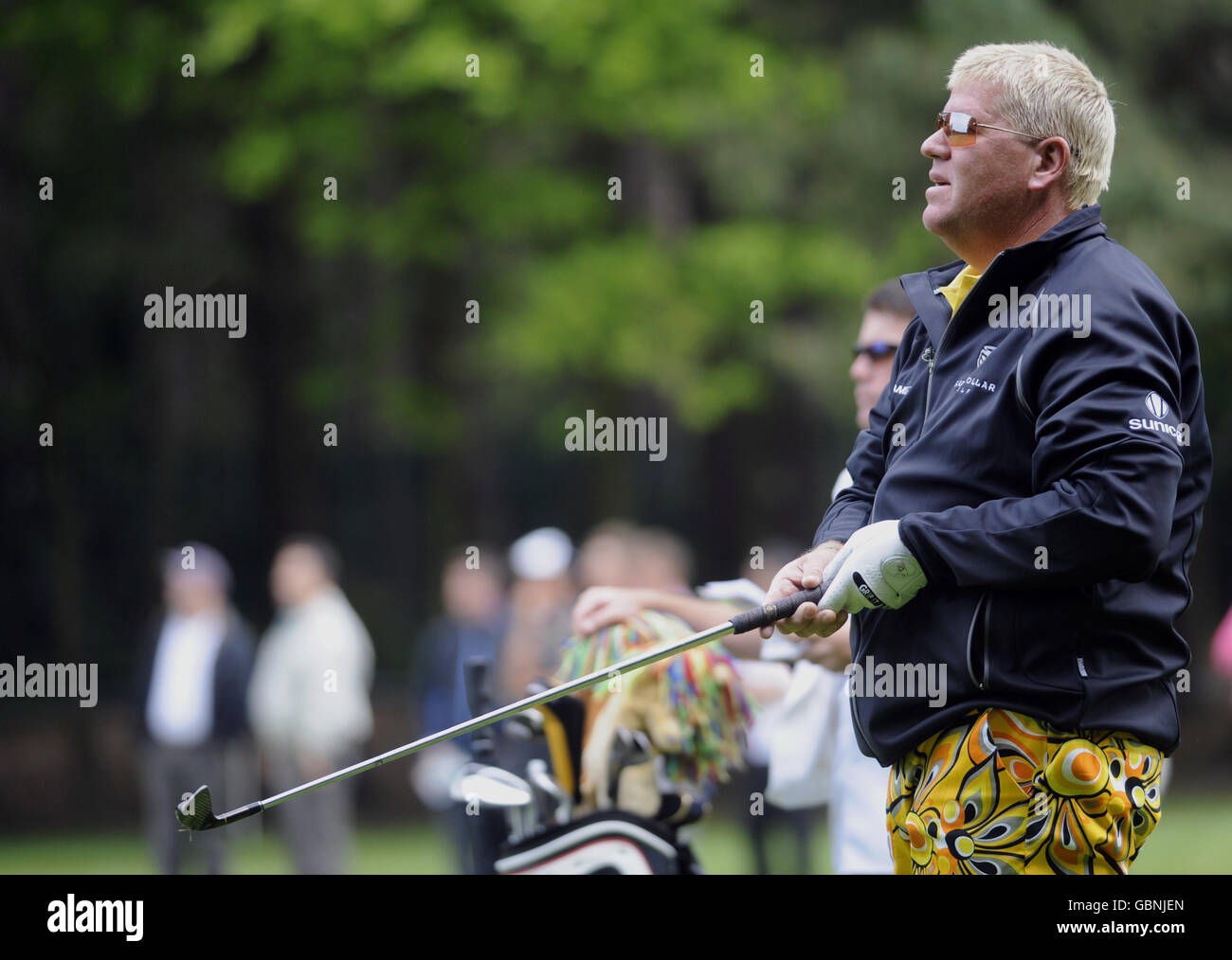 Golf - BMW PGA Championship 2009 - Übungsrunde - Wentworth Golf Club. Der Amerikaner John Daly beobachtet seinen zweiten Schuss auf das 11. Loch während der BMW PGA Championship Practice Round im Wentworth Golf Club, Surrey. Stockfoto