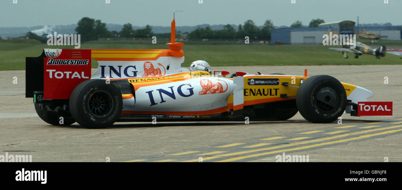 Formel-1-Autorennen - Renault Test Day - Duxford Airfield. Renault F1 Testfahrer Adam Khan während eines Testtages auf dem Duxford Airfield, Cambridgeshire. Stockfoto