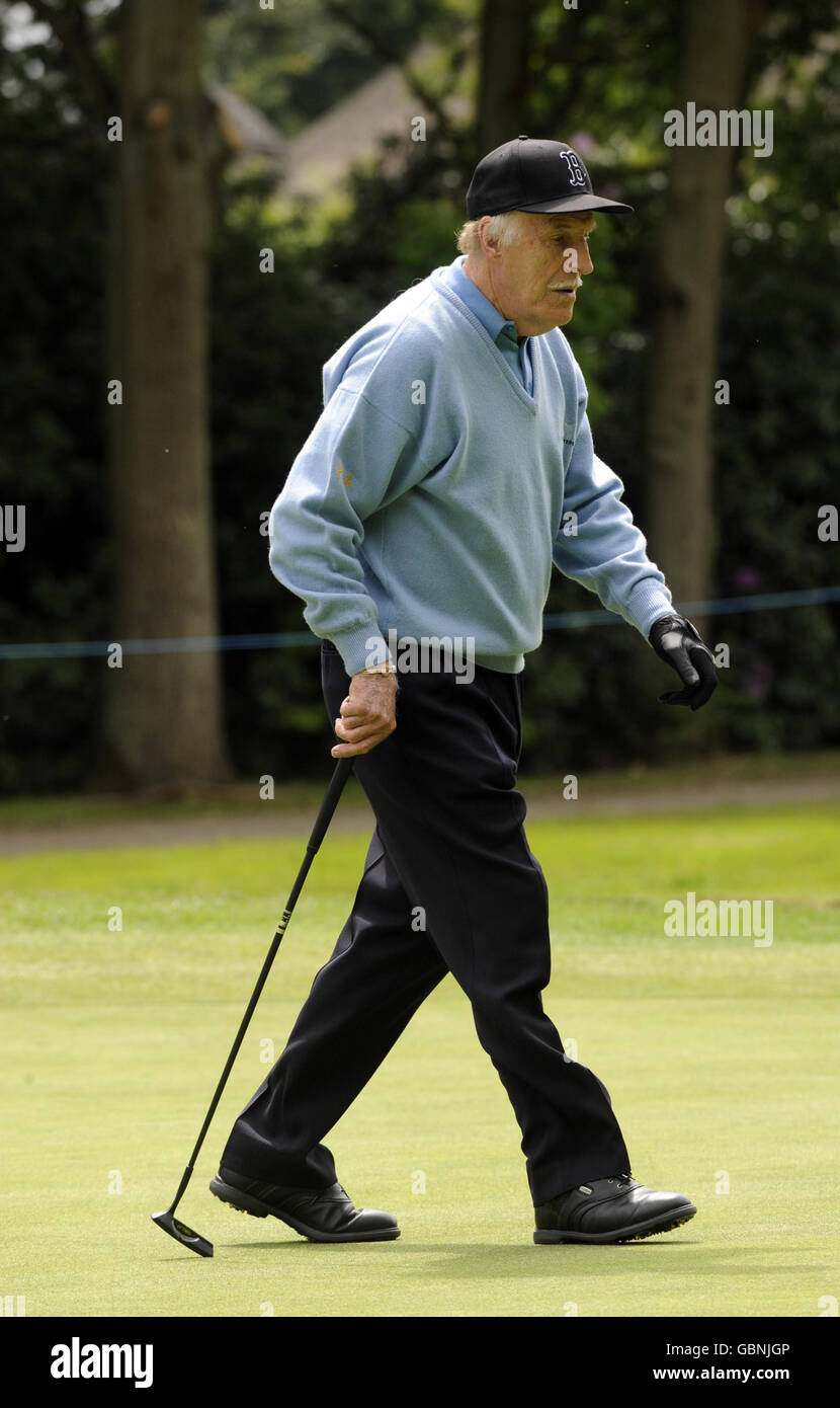 Golf - BMW PGA Championship 2009 - Übungsrunde - Wentworth Golf Club. Bruce Forsyth bereitet sich während der BMW PGA Championship Practice Round im Wentworth Golf Club, Surrey, auf das 16. Green vor. Stockfoto