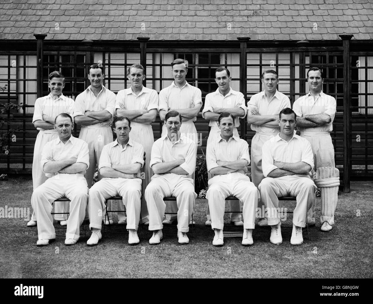 England: (Hintere Reihe, l-r) Bob Berry, Don Kenyon, Johnny Wardle, Hubert Doggart, Gilbert Parkhouse, Roly Jenkins, Godfrey Evans; (erste Reihe, l-r) Cyril Washbrook, Bill Edrich, Norman Yardley, Len Hutton, Alec Bedser Stockfoto