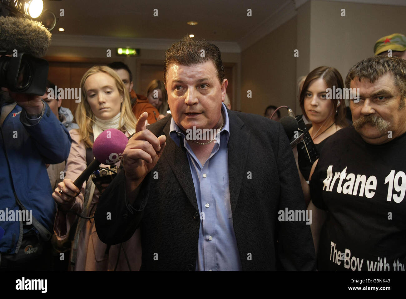 John Kelly von der Gruppe Survivors of Child Missbrauchs protestiert gegen die Nichtzustellung des lang erwarteten Berichts der Child Missbrauchskommission im Conrad Hotel, Dublin. Stockfoto