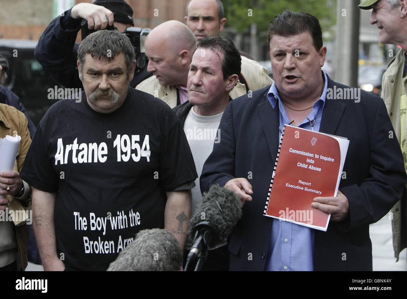 Kevin Flannigan (links) und John Kelly von der Gruppe Survivors of Child Missbrauchs protestieren gegen die Nichteinspielung des lang erwarteten Berichts der Child Missbrauchs Commission im Conrad Hotel, Dublin. Stockfoto