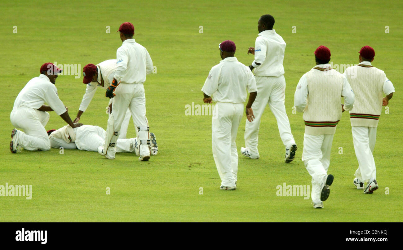 Cricket - npower Fourth Test - England gegen Westindien - Tag zwei. West Indies' Spieler laufen, um Jermaine Lawson zu gratulieren, nachdem sie das Wicket von Englands Geraint Jones gefangen hatten Stockfoto