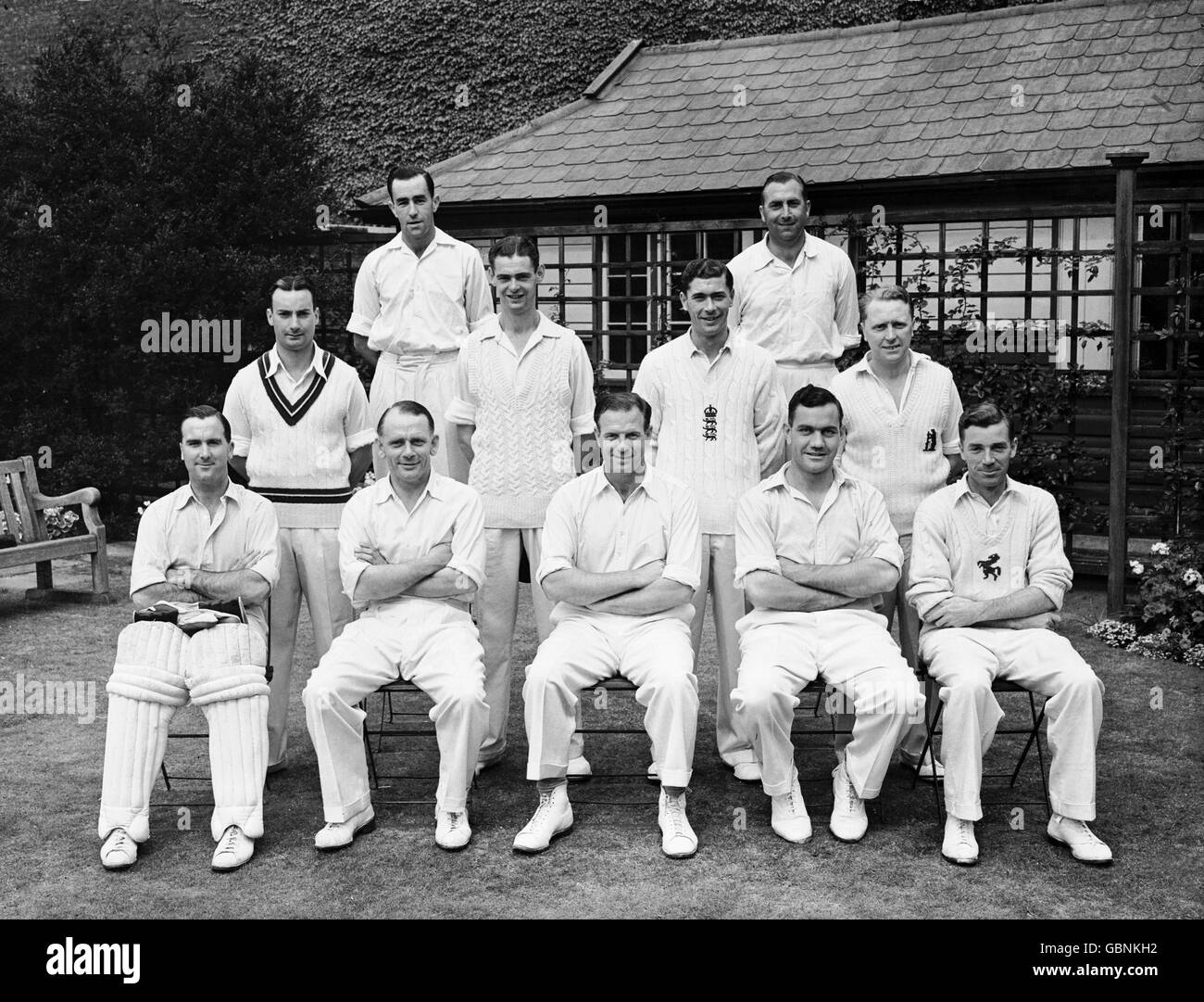 Mannschaftsgruppe der Spieler: (Hintere Reihe, l-r) Gilbert Parkhouse, Harold Gimblett; (mittlere Reihe, l-r) Don Kenyon, Roy Tattersall, Derek Shackleton, Eric Hollies; (erste Reihe, l-r) Godfrey Evans, Cyril Washbrook, Tom Dollery, Alec Bedser, Doug Wright Stockfoto
