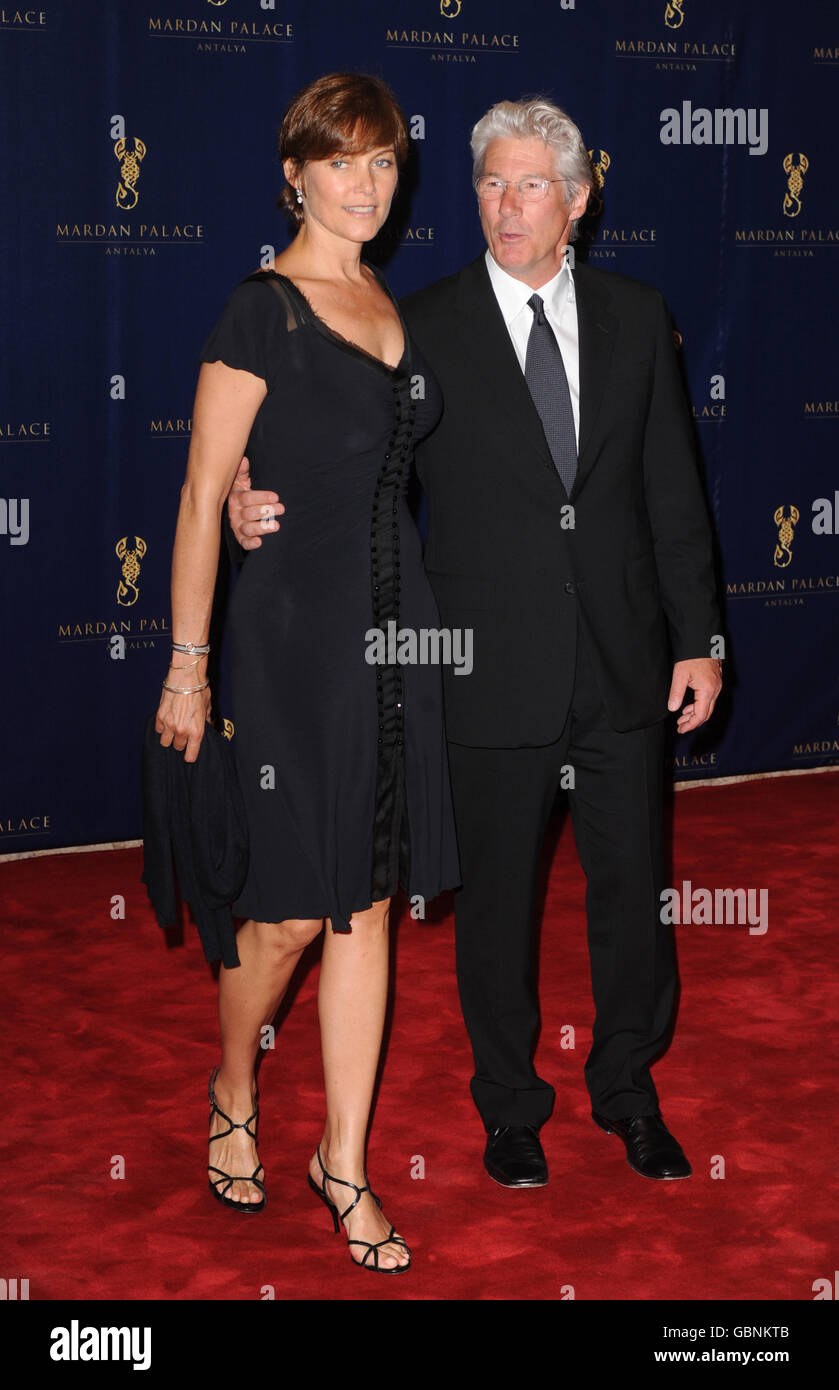 Richard Gere und seine Frau Carey Lowell kommen zur Eröffnungsparty des Mardan Palace Hotels in Antalya, Türkei. DRÜCKEN SIE VERBANDSFOTO. Bilddatum: Samstag, 23. Mai 2009. Das Luxusresort kostete rund 1,4 Milliarden und verfügt über den größten Swimmingpool des Mittelmeers mit Gondeln, um die Gäste herumzusegeln. Es gibt 15 Bars und 10 a la Carte Restaurants. Der Bildnachweis sollte lauten: ZAK Hussein/PA Wire Stockfoto