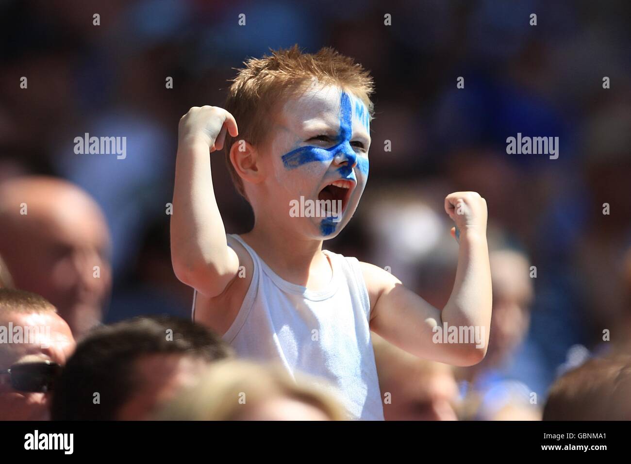 Ein junger Millwall-Fan jubelt auf seiner Seite im Ständer Stockfoto